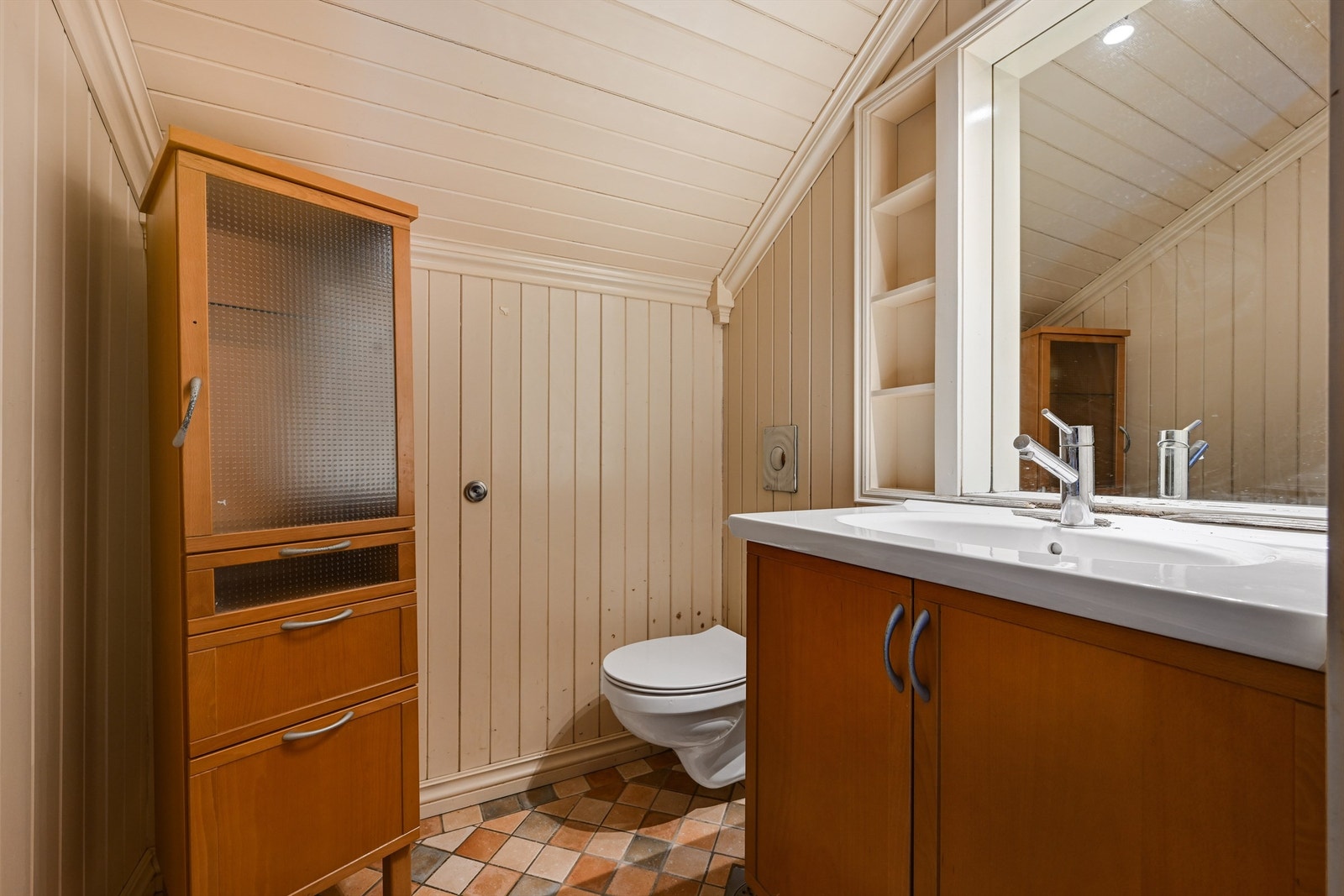 Toalettrommet i andre etasje er innredet med vegghengt toalett og håndvask. Galleribilde