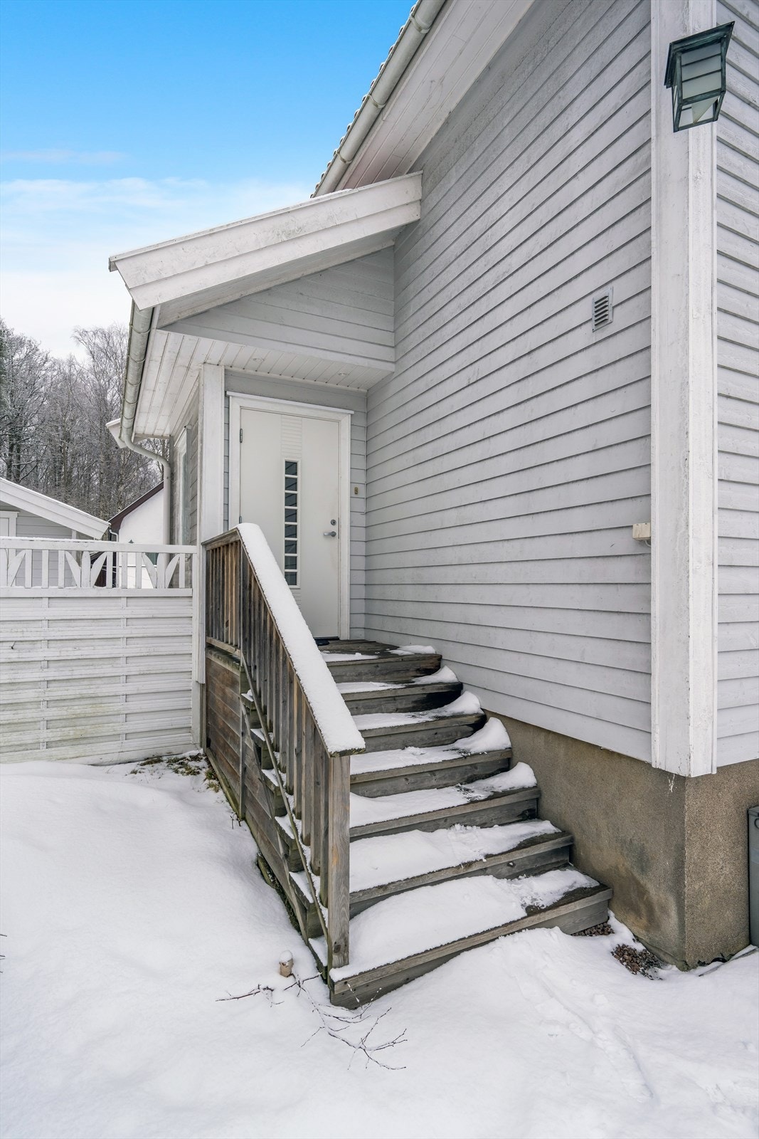 Inngangspartiet har en nyere, malt hovedytterdør. Galleribilde