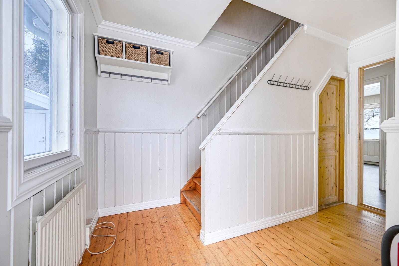 Hallen har trappeforbindelse til andre etasje og ned til kjelleren. Galleribilde