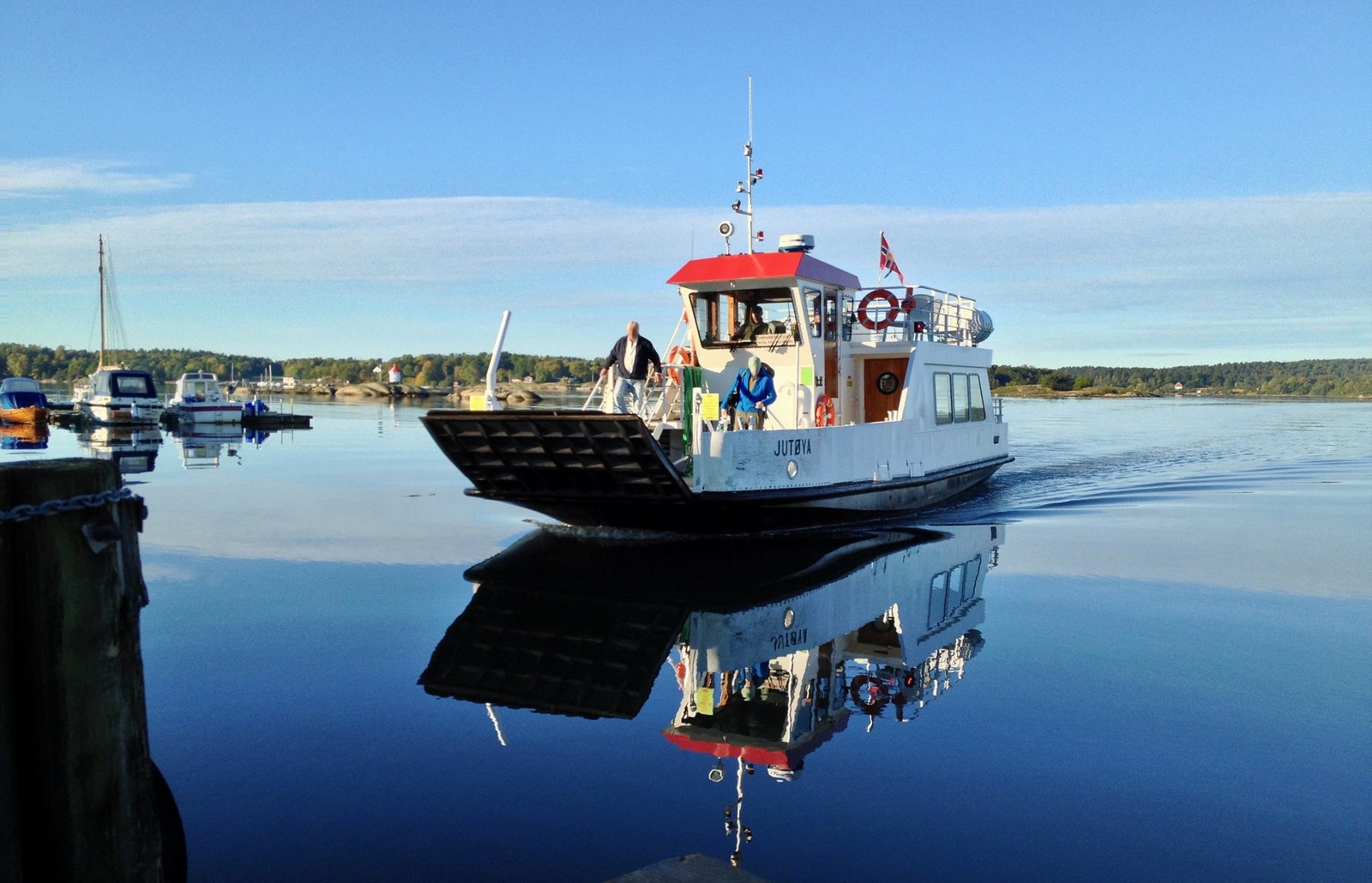 Kun en kort spasertur unna ligger fergeleiet i Tenvik, hvorfra du kan ta båten over til den bilfrie øya Veierland for en unik utflukt til sjarmerende kafeer og fine badeplasser. Galleribilde