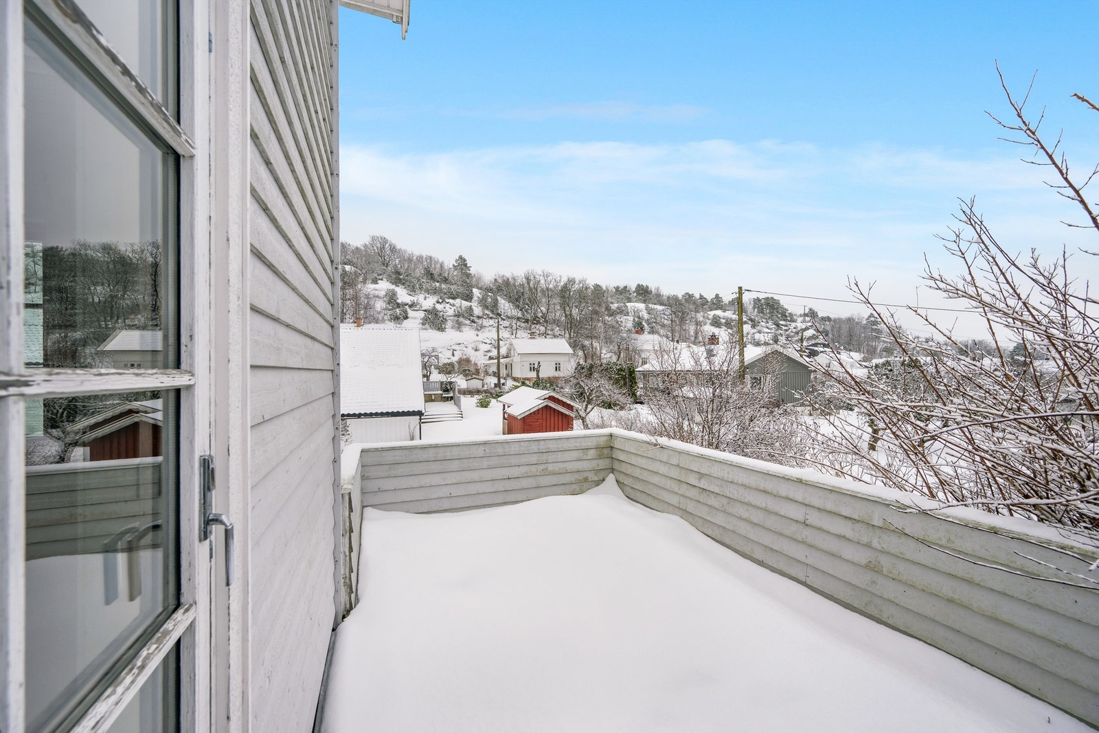 Ligger lunt og solfylt til. Galleribilde