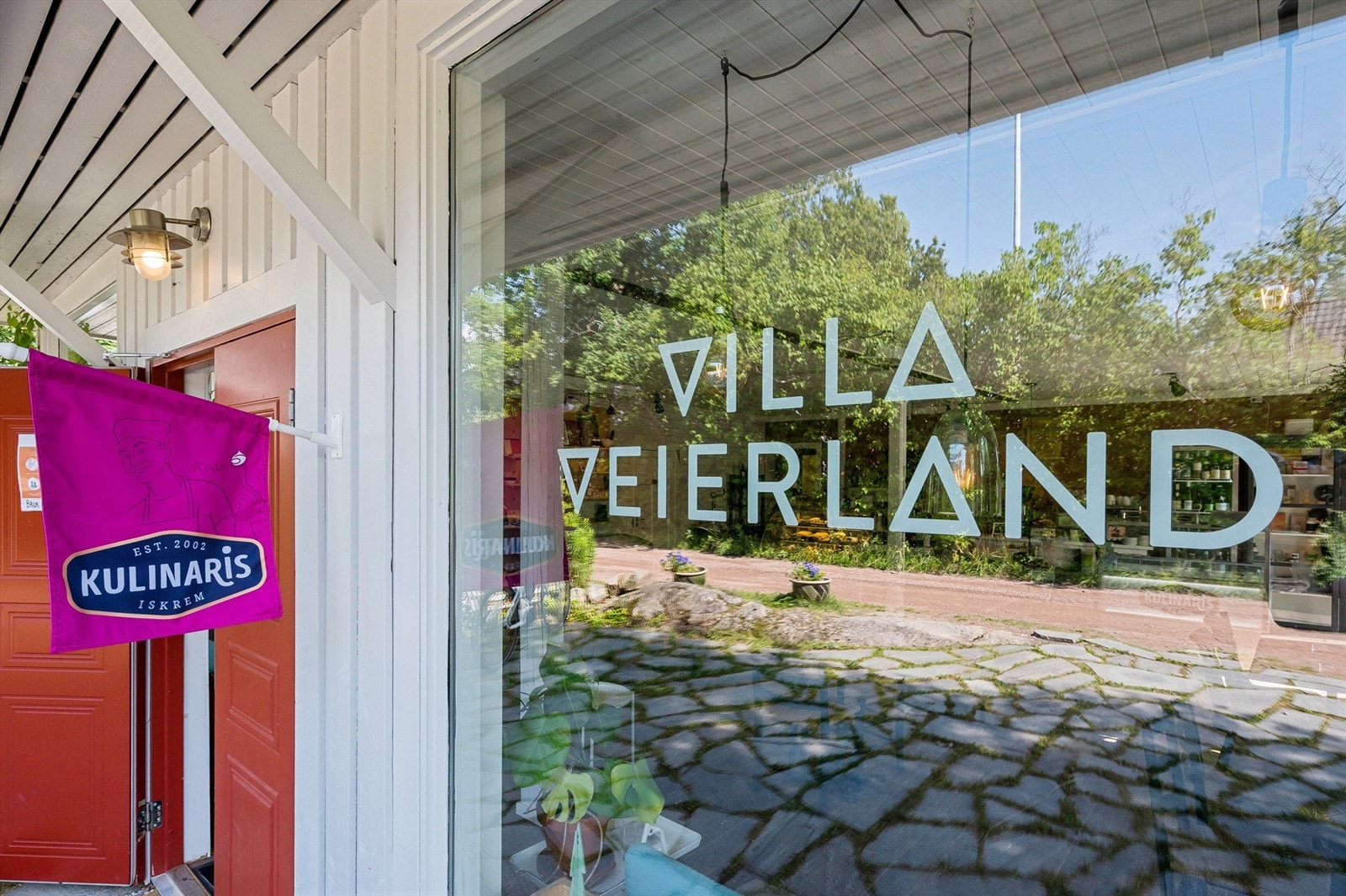 Fra Tenvik kan man ta fergen over til den bilfrie øya Veierland. Galleribilde