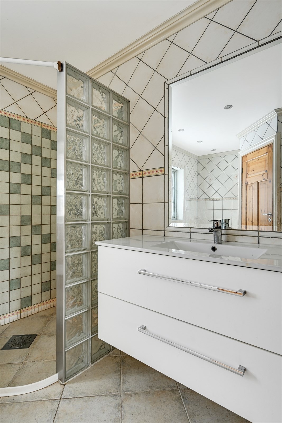 Taket er slettmalt med innfelte spotter som gir god belysning. Galleribilde