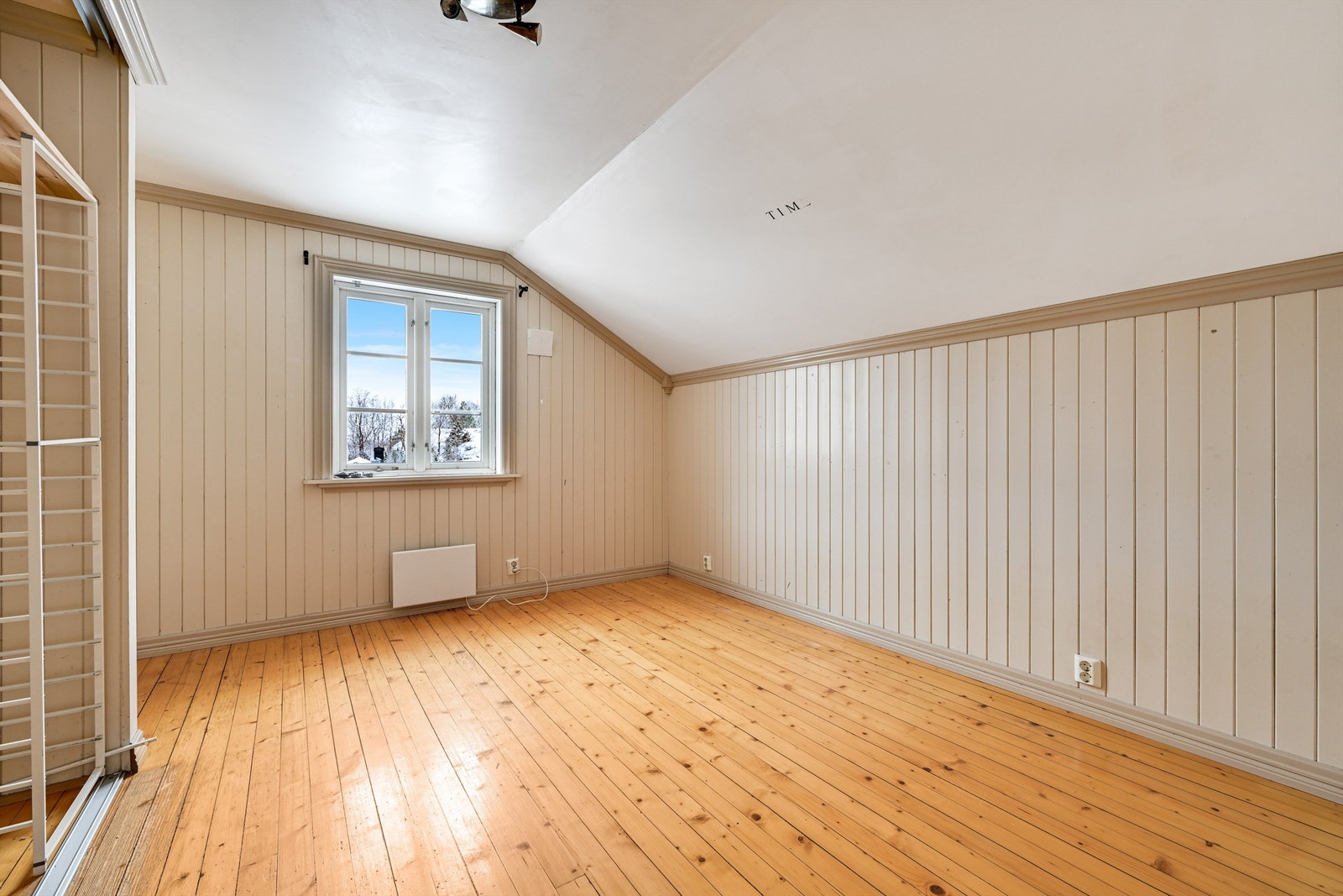 Ett av fire soverom i boligens andre etasje. Rommene har panelovner for oppvarming. Galleribilde