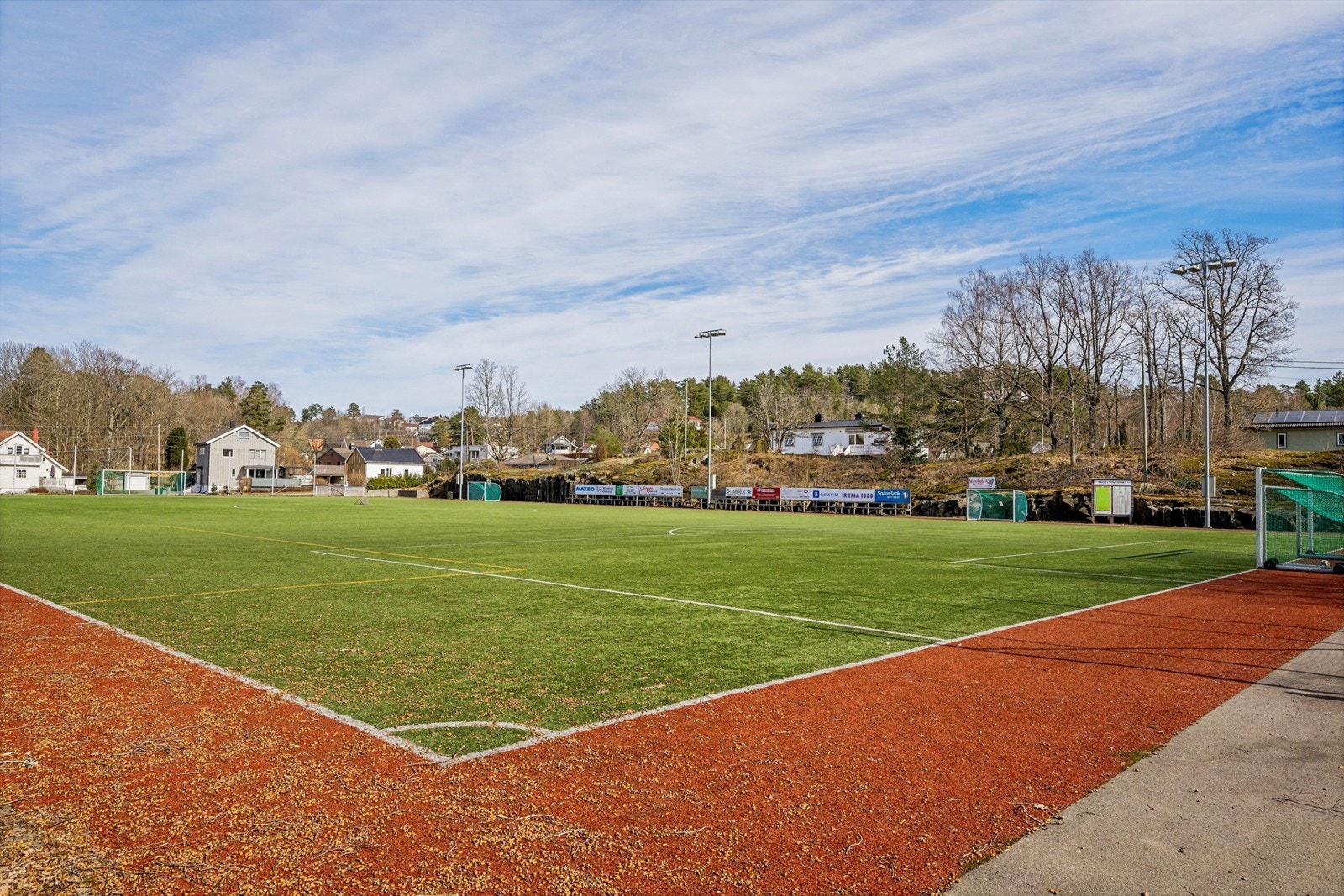 Tømmerholt idrettsplass ligger kun fire minutters kjøring unna. Galleribilde