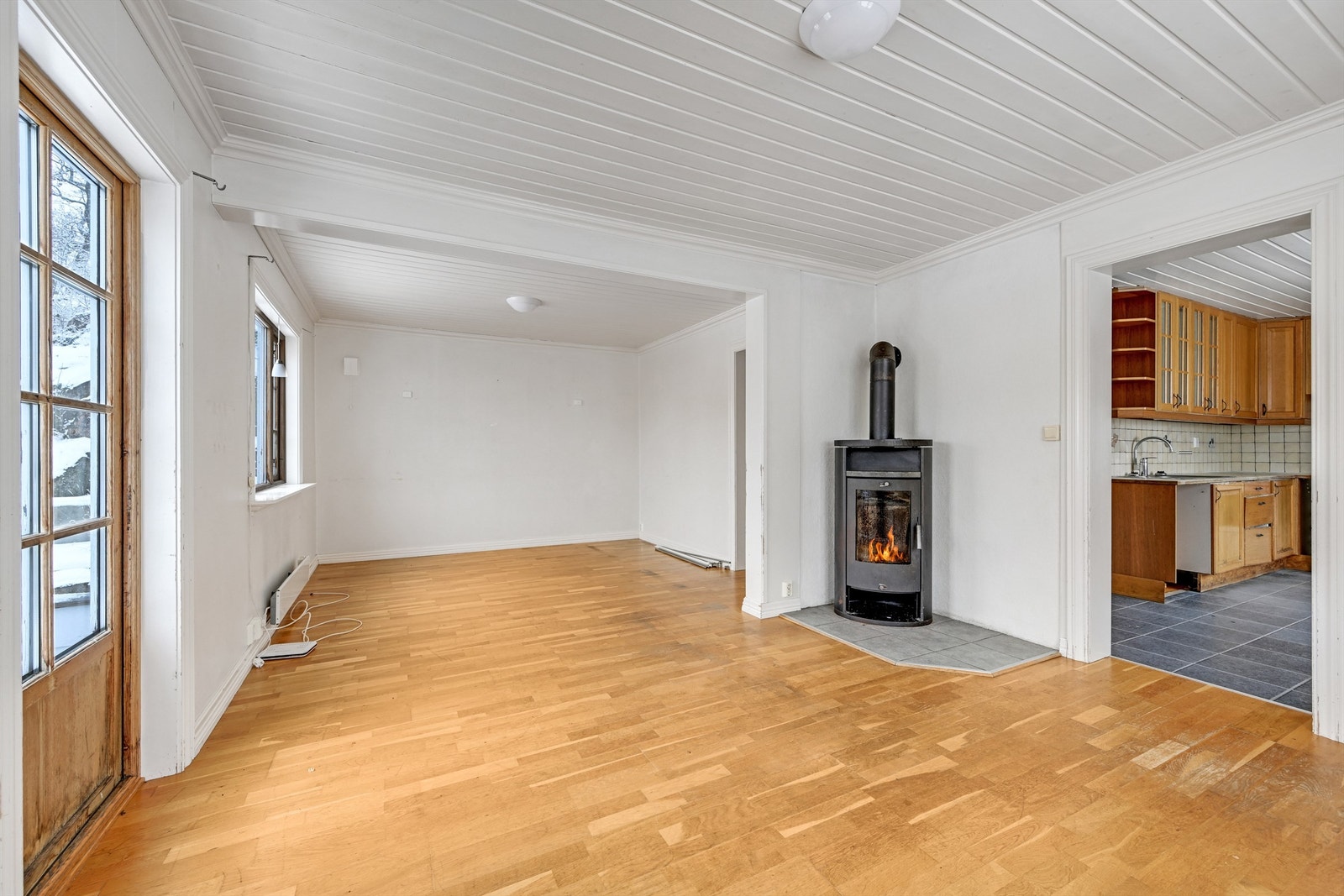 Stuen er et romslig oppholdsrom med parkett på gulvet. Galleribilde