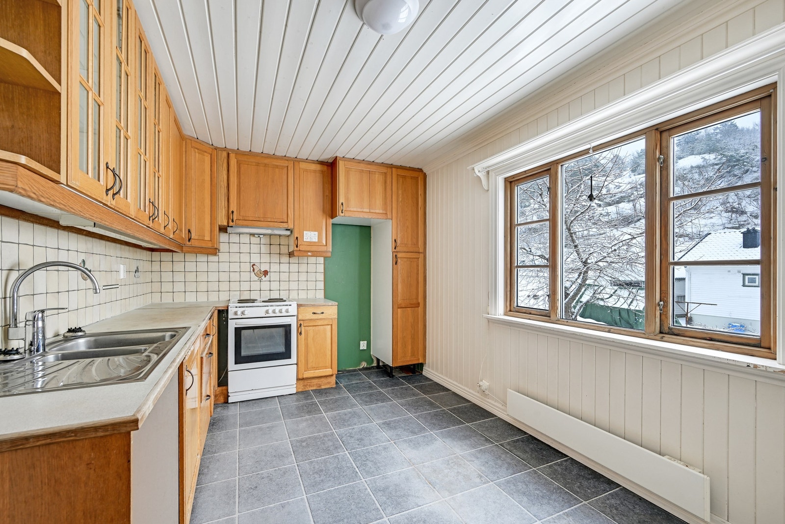 Vinduene gir godt med arbeidslys til kjøkkenbenken. Galleribilde