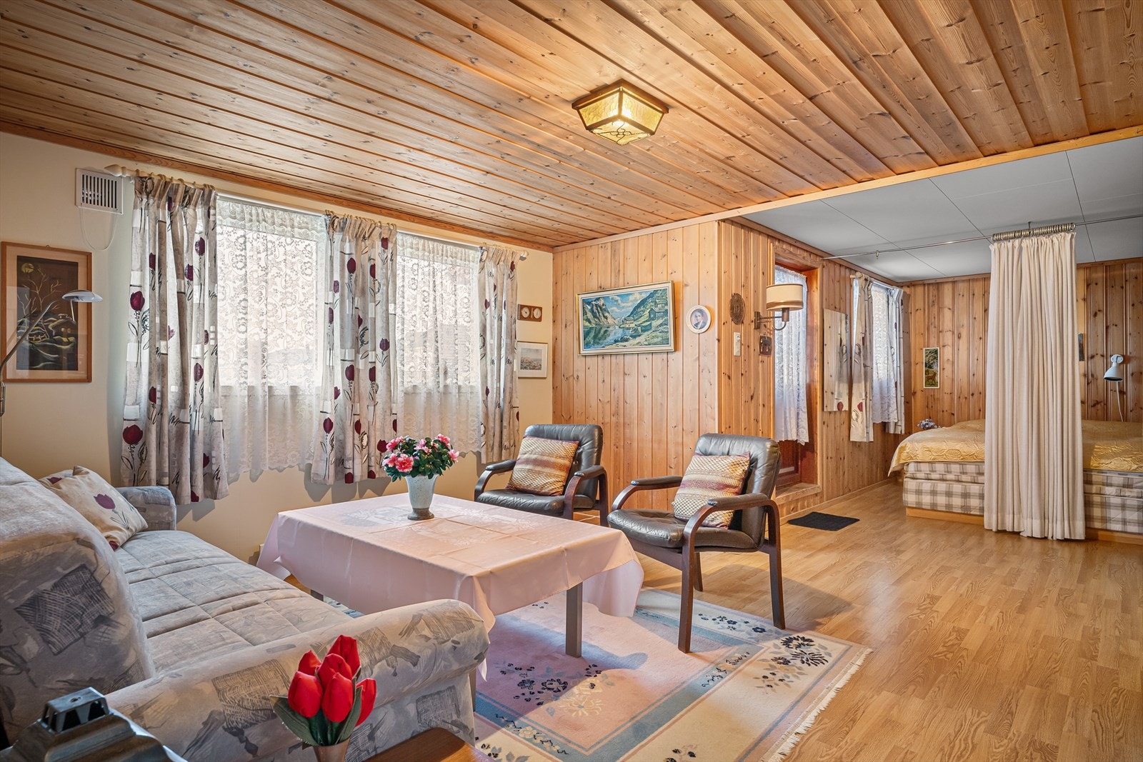 Romslig kjellerstue benyttet som kombinert soverom for ungdom eller gjester. Et flott kombinasjonsrom. (Ikke meldt innredet til kommunn ifht original tegning.) Galleribilde