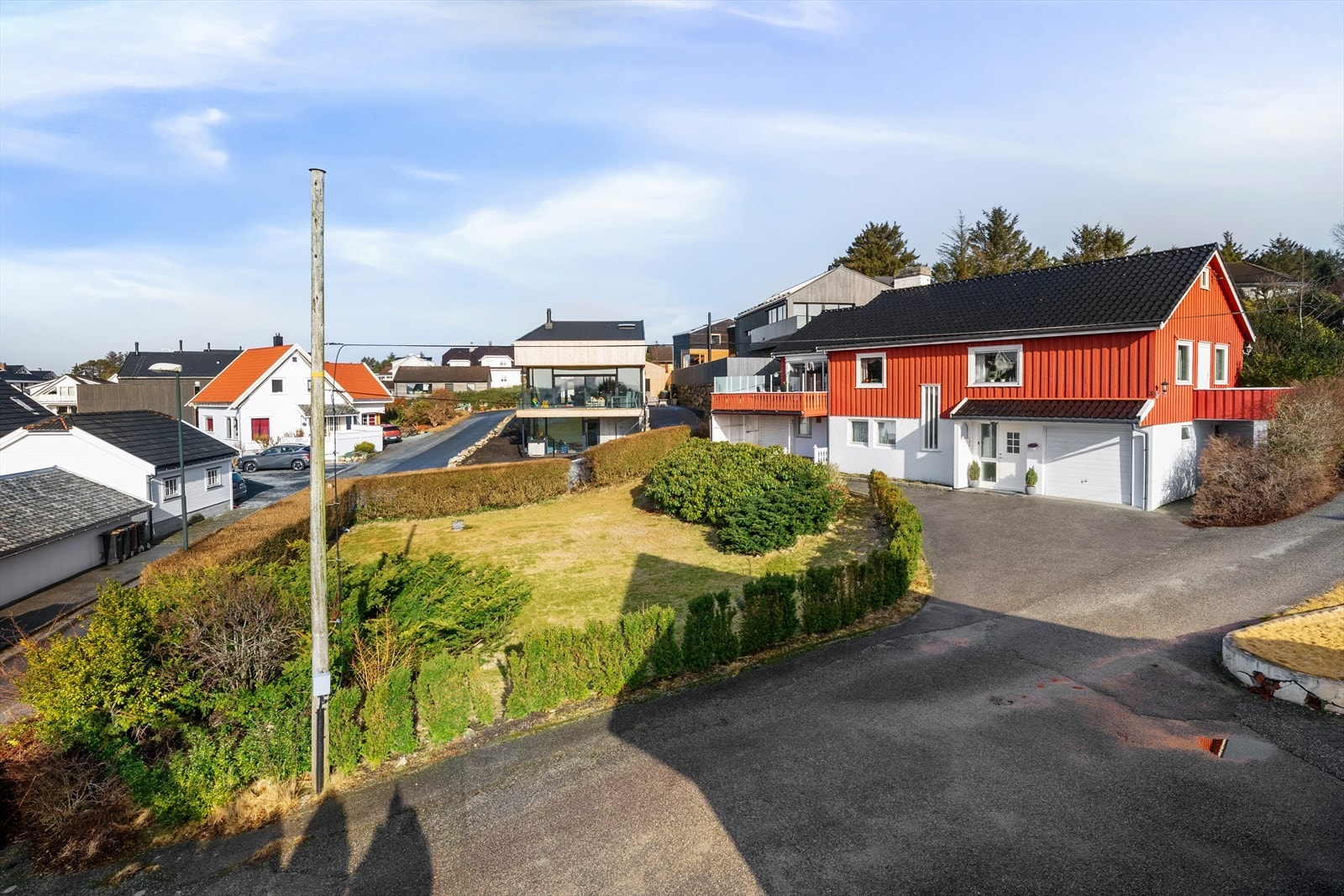 Dan Chruickshank presenterer: Godt vedlikeholdt, eldre enebolig m/meget romslig tomt. Luftig utsyn. Sentral - tilbaketrukket plassering. Like v/skole. Galleribilde
