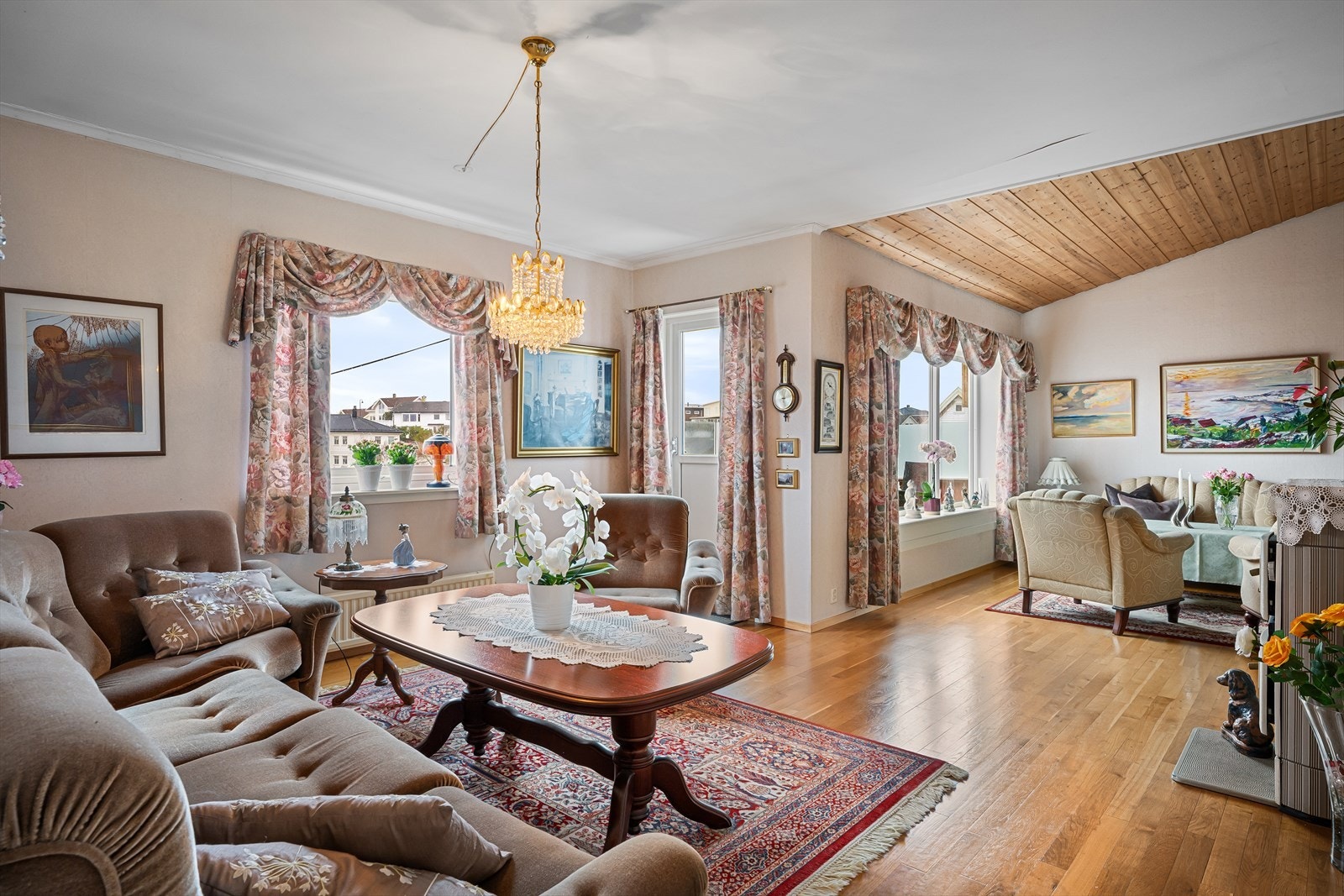 Stor og god stue med vedfyr. Vinduer i boligen er alle skiftet etter byggeår. Godt vedlikeholdt bolig. Utgang til romslig balkong med plass til sittegrupper og luftig utsyn. Galleribilde