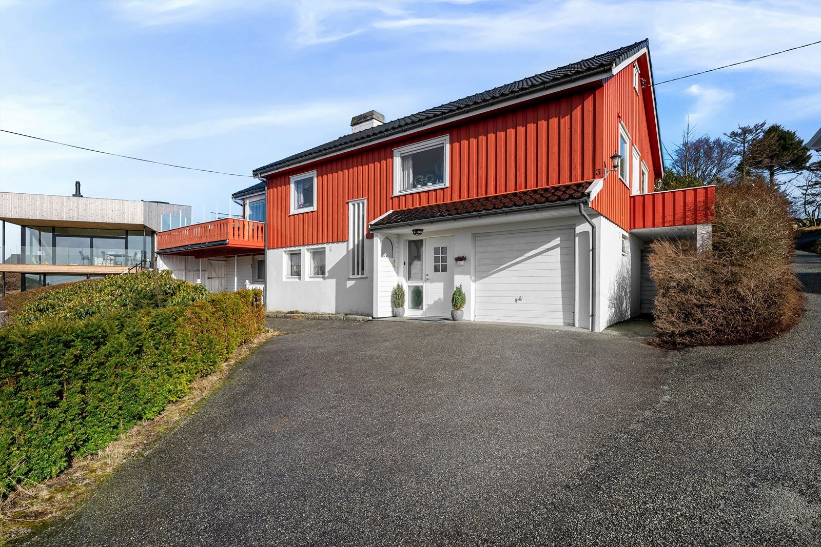 Garasje og parkering i gårdsrom. Velholdt enebolig med flott tomt. Galleribilde