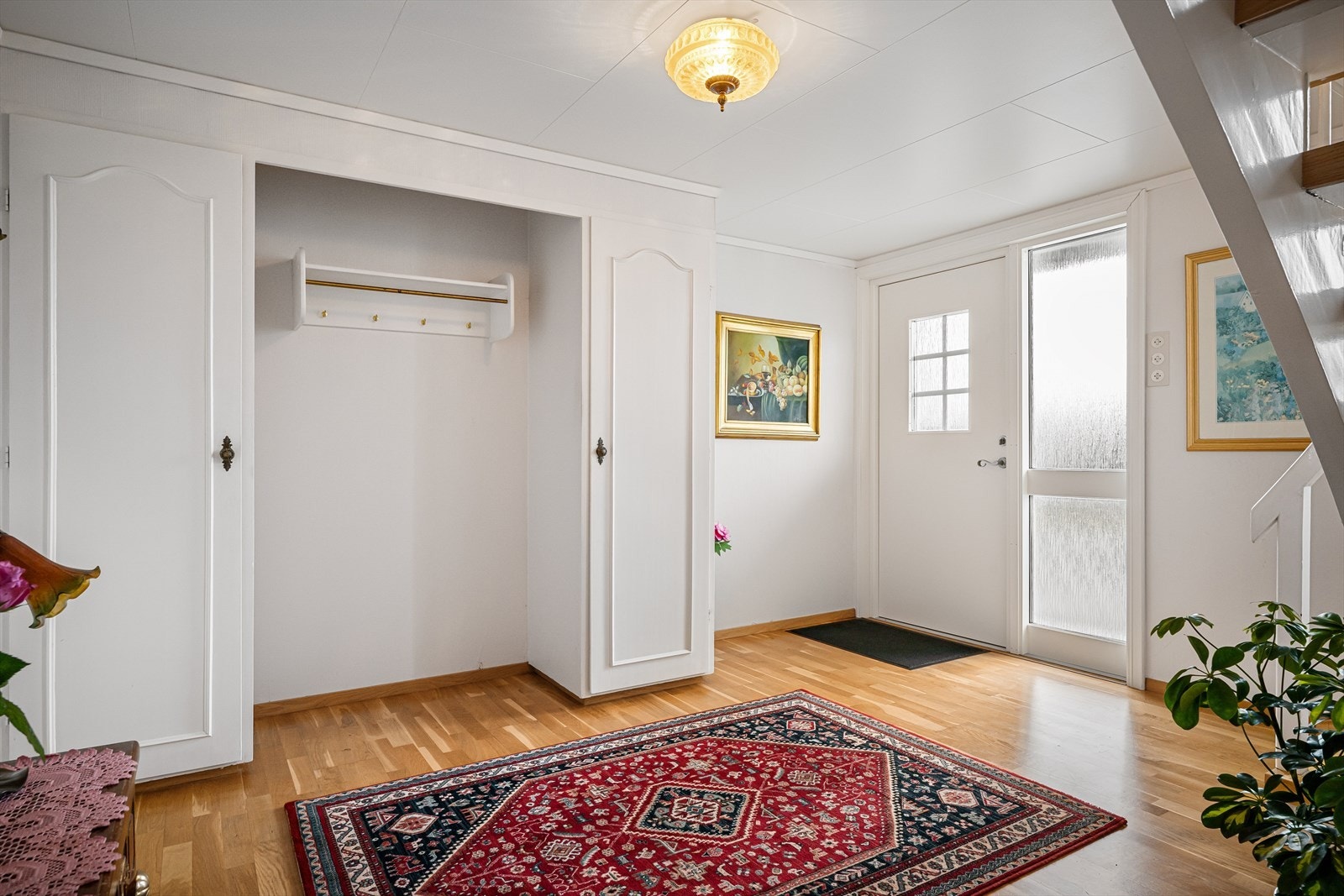 Hall har god garderobe, oppheng, plass til kommode, påkledningsbenk og mer. Galleribilde