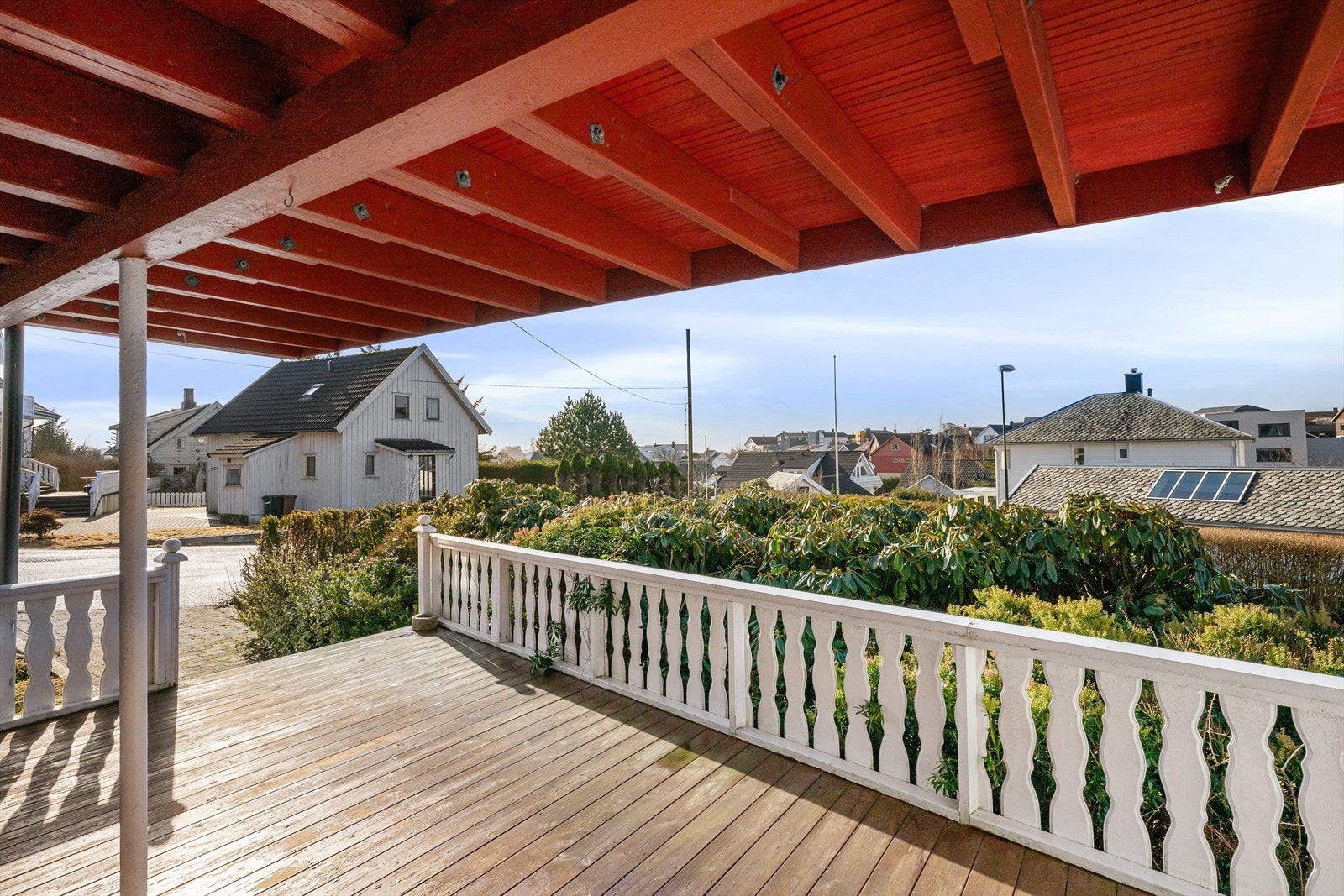 Takoverbygget terrasse ved inngangsparti. Her kan du sitte i le både for sol eller regn og nyte den frodige, store hagen. Galleribilde