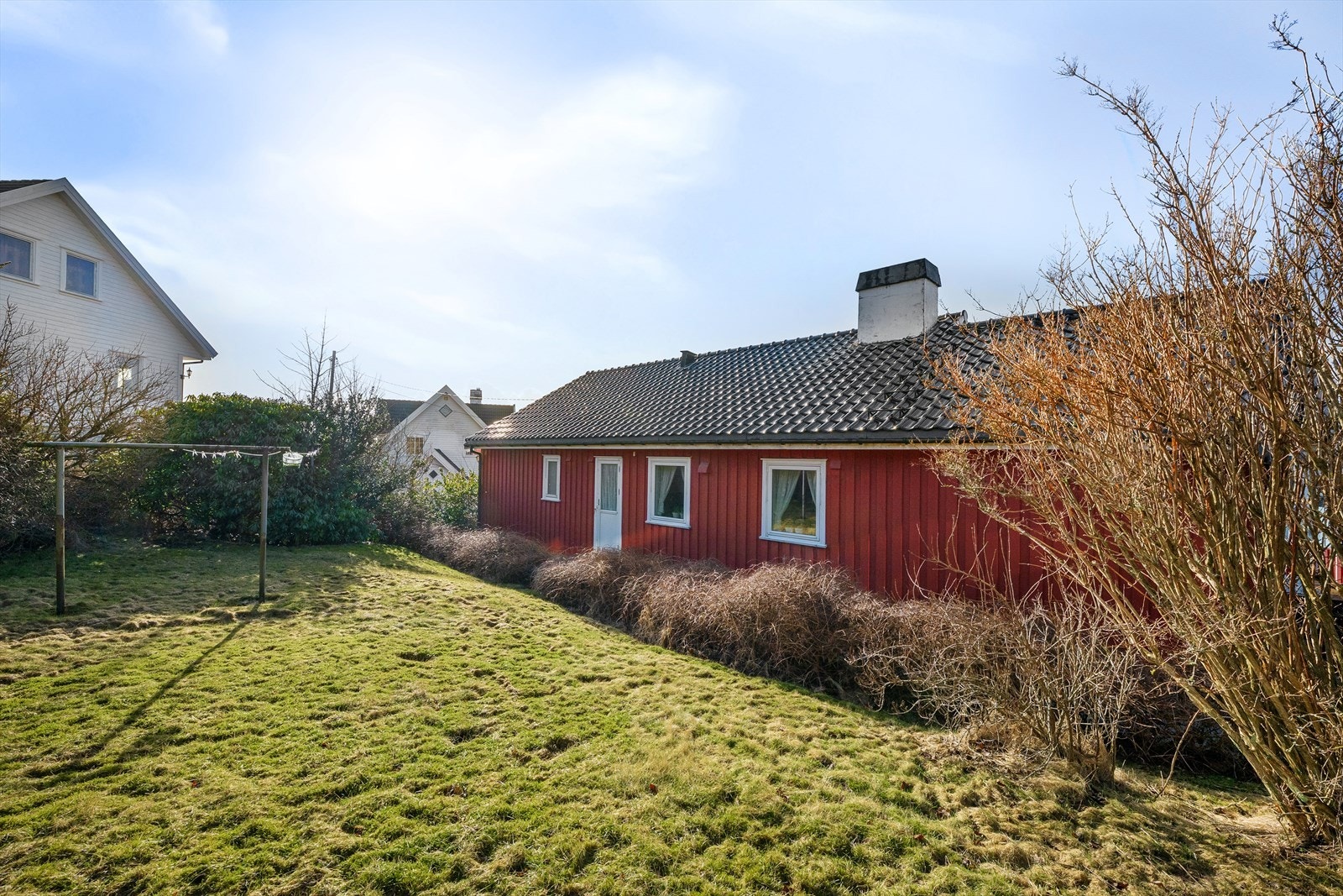 Trygge omgivelser for småbarn eller hund. Bakhage med bi-inngang. Herlig, skjermet og lunt. Solrikt. Galleribilde