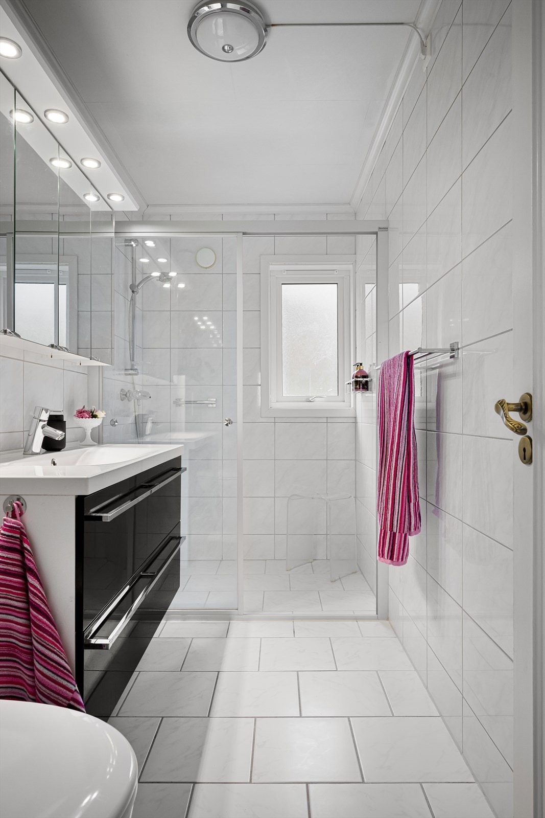 Badet er modernisert av firma. Speilskap i tillegg til seksjon gir rikelig med oppbevaring. Både spotter og vindu som gir naturlig lys. Galleribilde