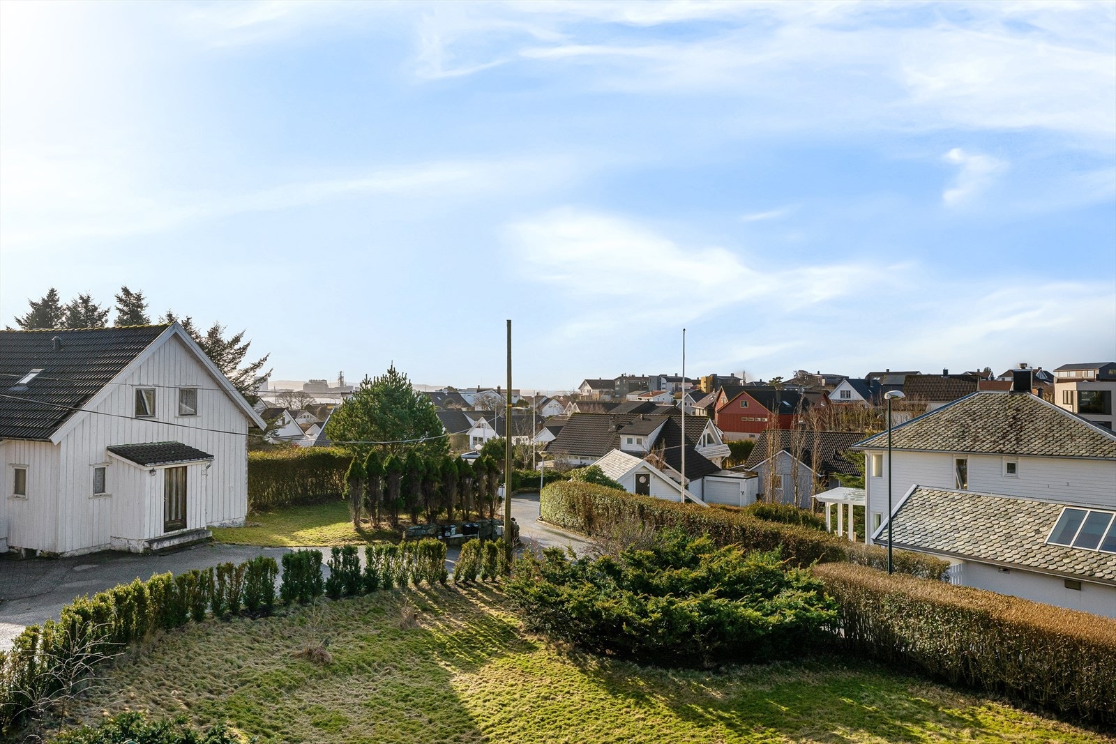 Luftig utsyn - et glimt av havet. Strålende gode solforhold. Full oversikt over lek i hagen. Galleribilde