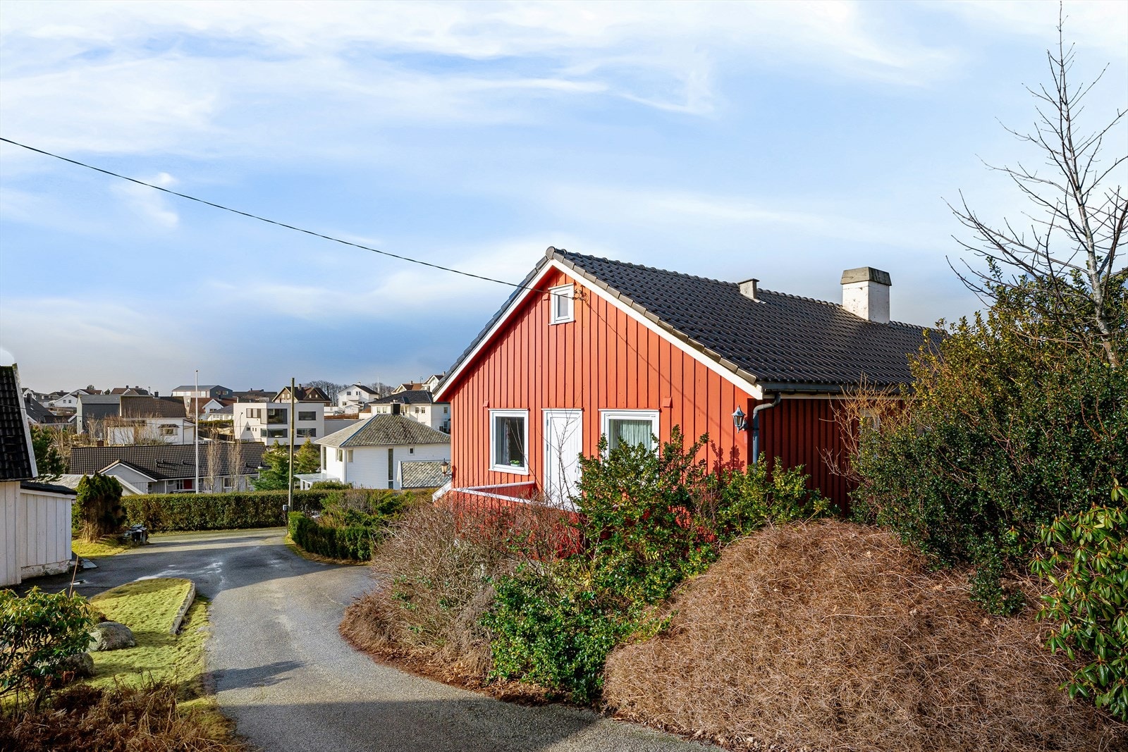 Gate forbi på tomten til to eneboliger. Sti/passasje inn til privat, solrik bakhage. Galleribilde