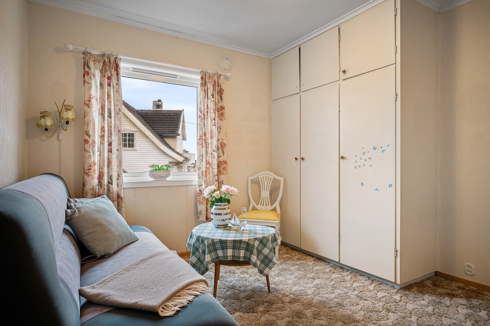 Ett av flere soverom med integrert garderobe. Galleribilde