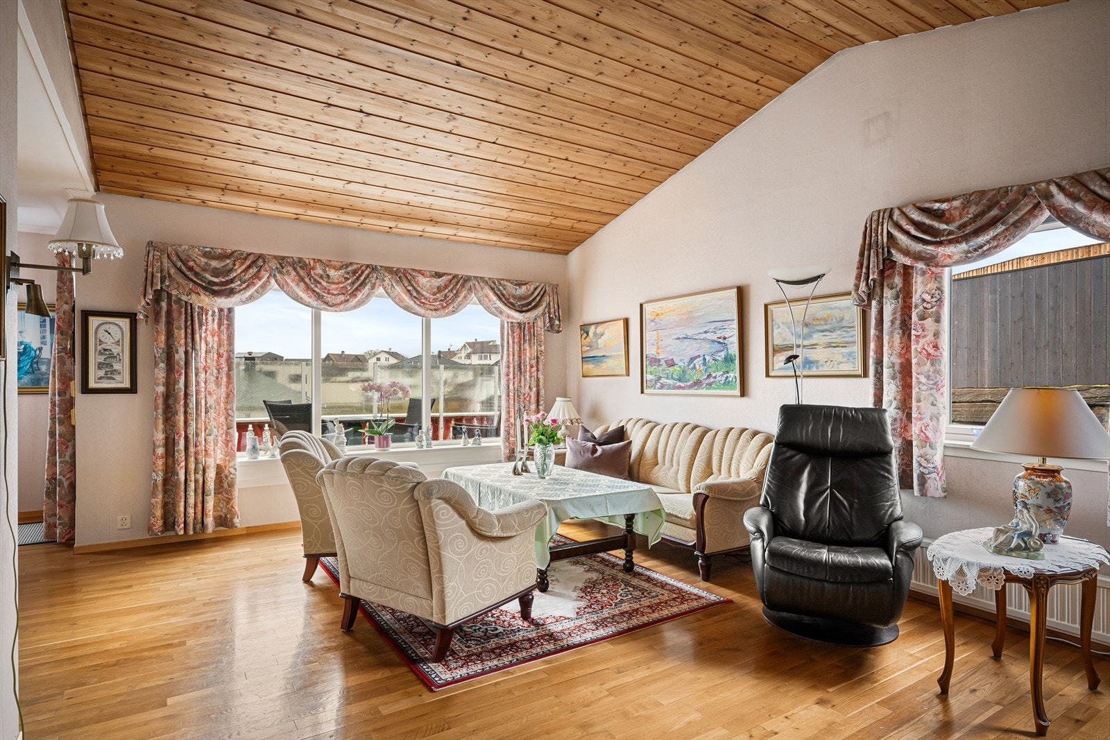 Fin takhøyde og luftig utsyn gir god bokvalitet og trivsel. Stuen har flere naturlige soner og med vinduer på flere sider får du godt med naturlig lys. Galleribilde