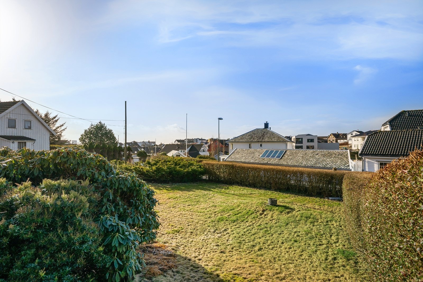 En meget romslig hage med boligen fint trukket i bakkant. Boltreplass for liten og stor. Galleribilde