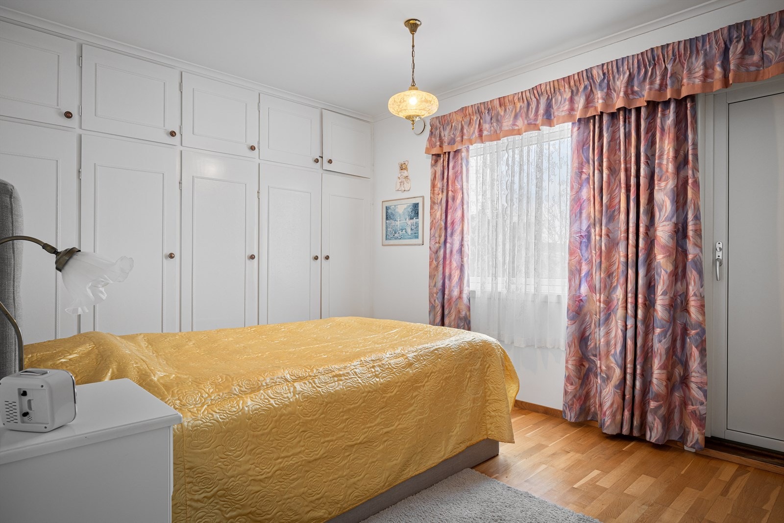 Romslig hovedsoverom med mye skapplass. Galleribilde