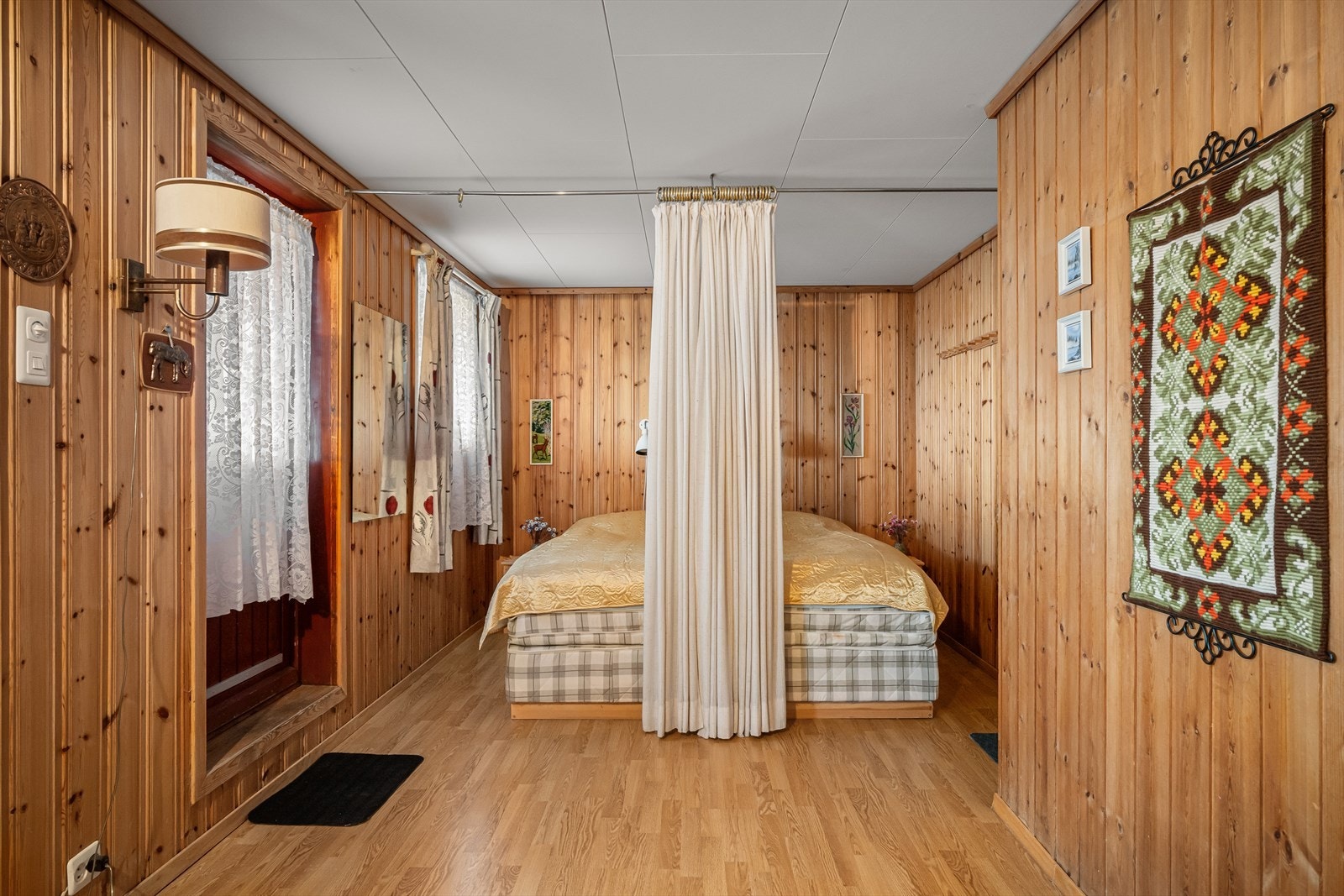 Romslig kjellerstue benyttet som kombinert soverom for ungdom eller gjester. Et flott kombinasjonsrom. (Ikke meldt innredet til kommunn ifht original tegning.) Galleribilde