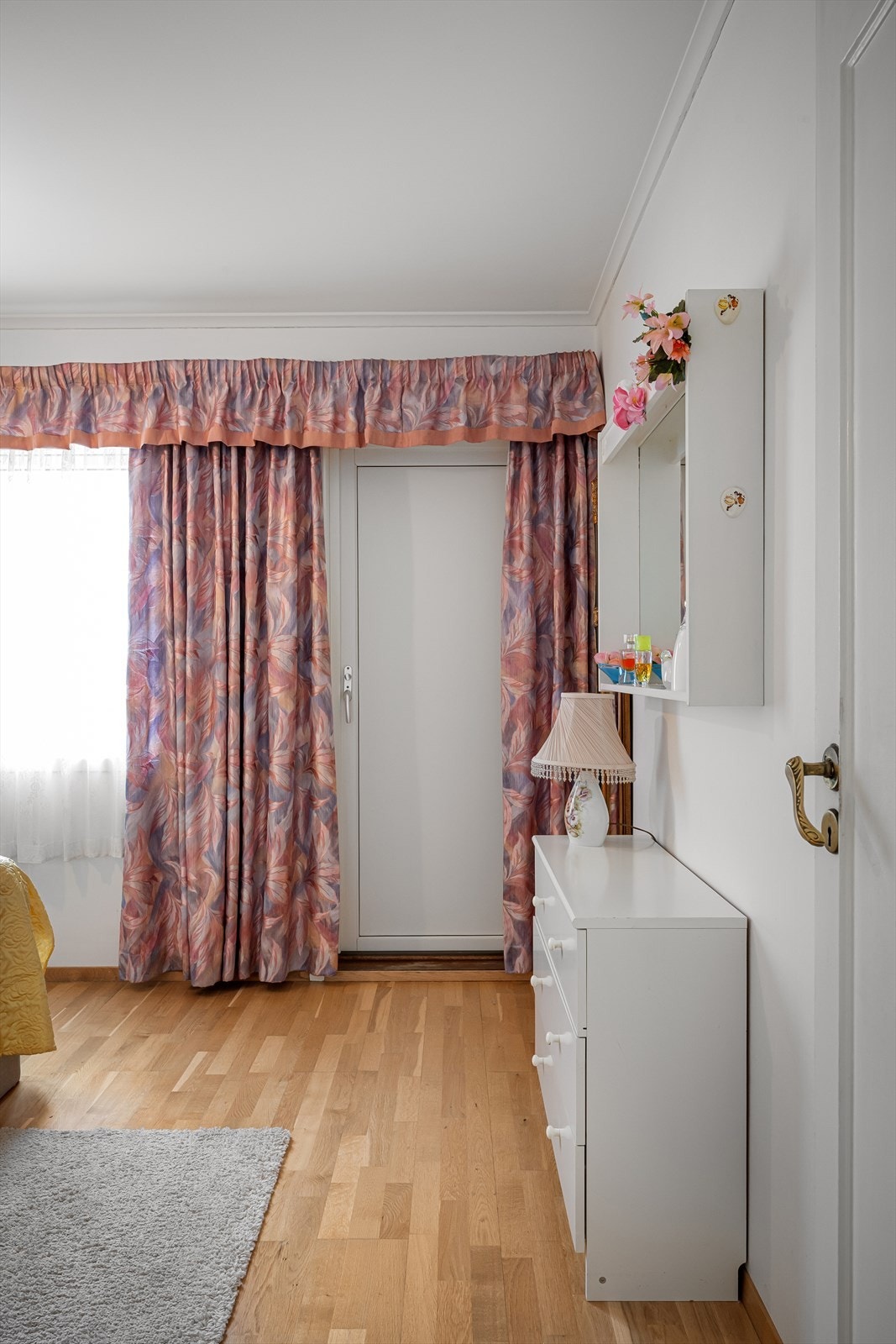 Utgang til balkong og god plass til kommode i tillegg til skap. Galleribilde