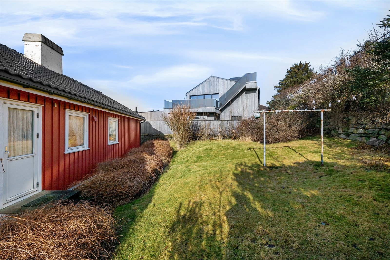 Bakhage med bi-inngang. Herlig, skjermet og lunt. Solrikt. Galleribilde