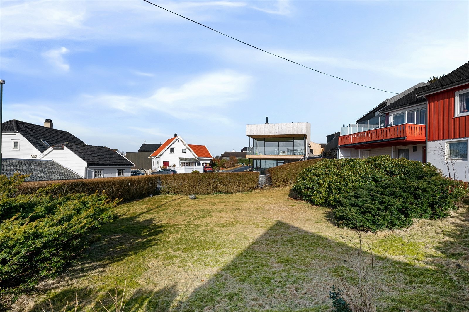 Et trivelig nabolag med både eldre bebyggelse og en del nye hus på oppdelte tomter. Galleribilde