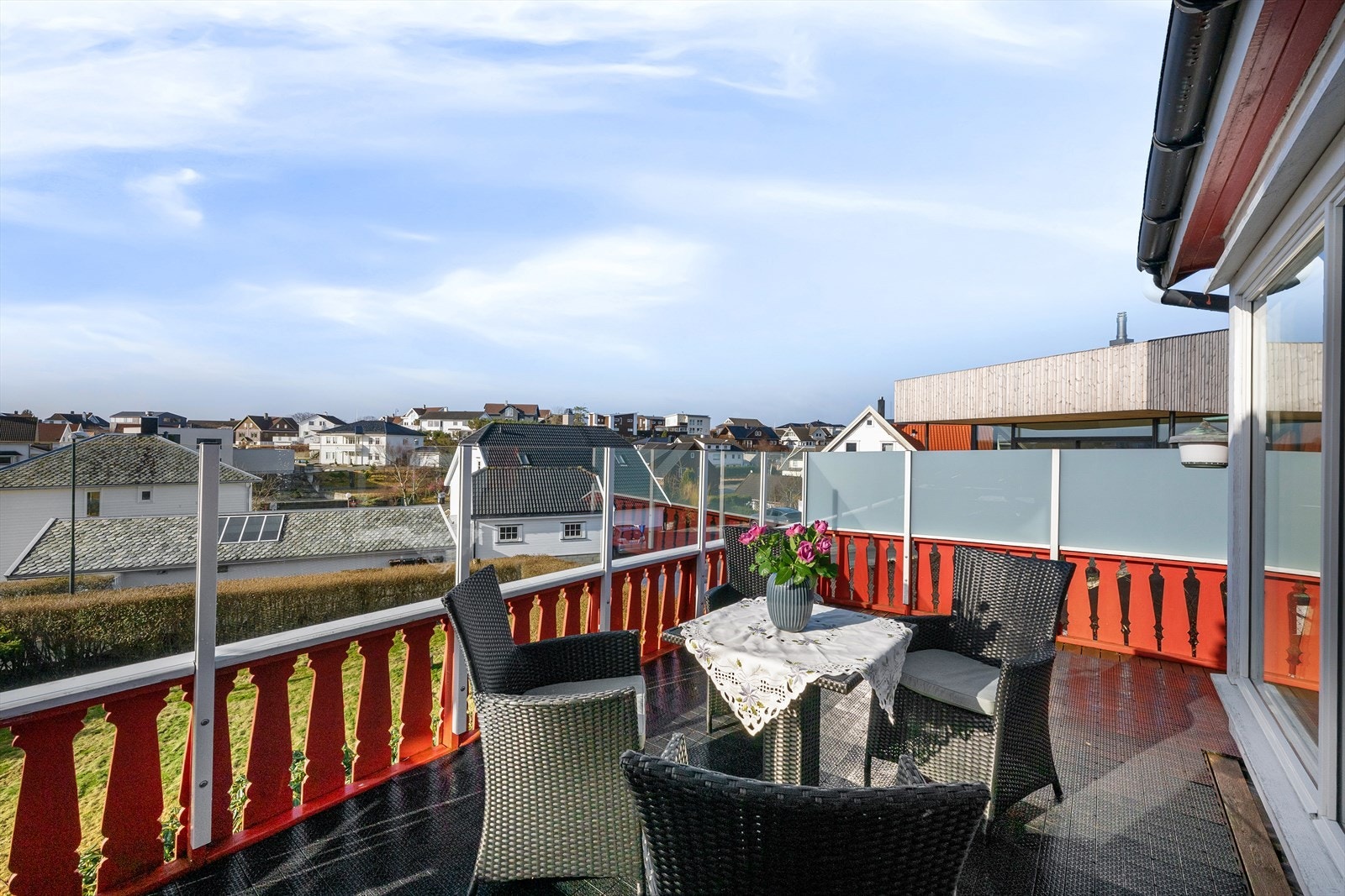 God plass til flere sittegrupper og nedgang til hagen. Fra romslig balkong med glassrekkverk for le - har du glimt av havet og luftig utsyn med strålende bra solforhold. Galleribilde