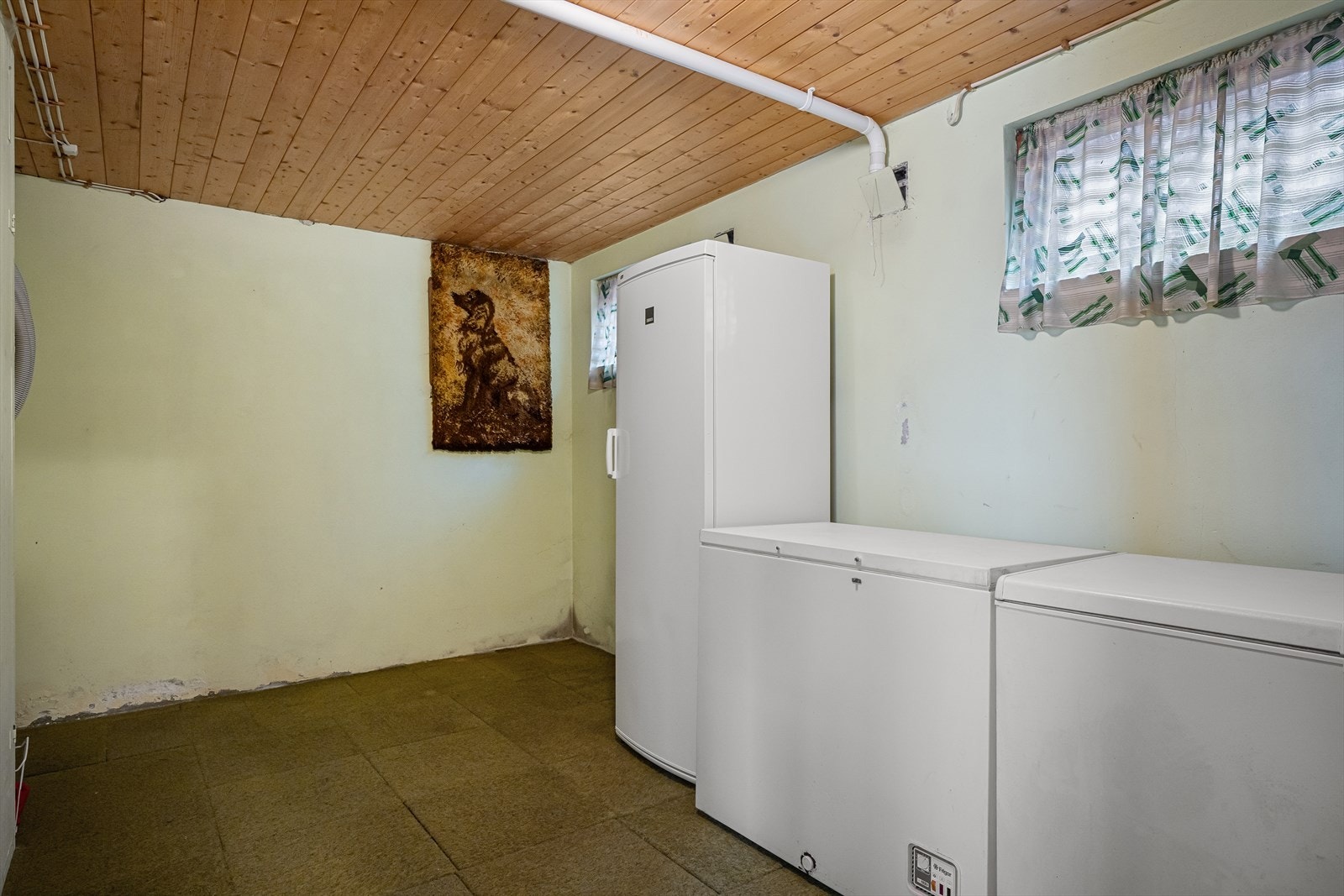 Stort lagringsrom med plass til frysere, hyller og mer. Galleribilde