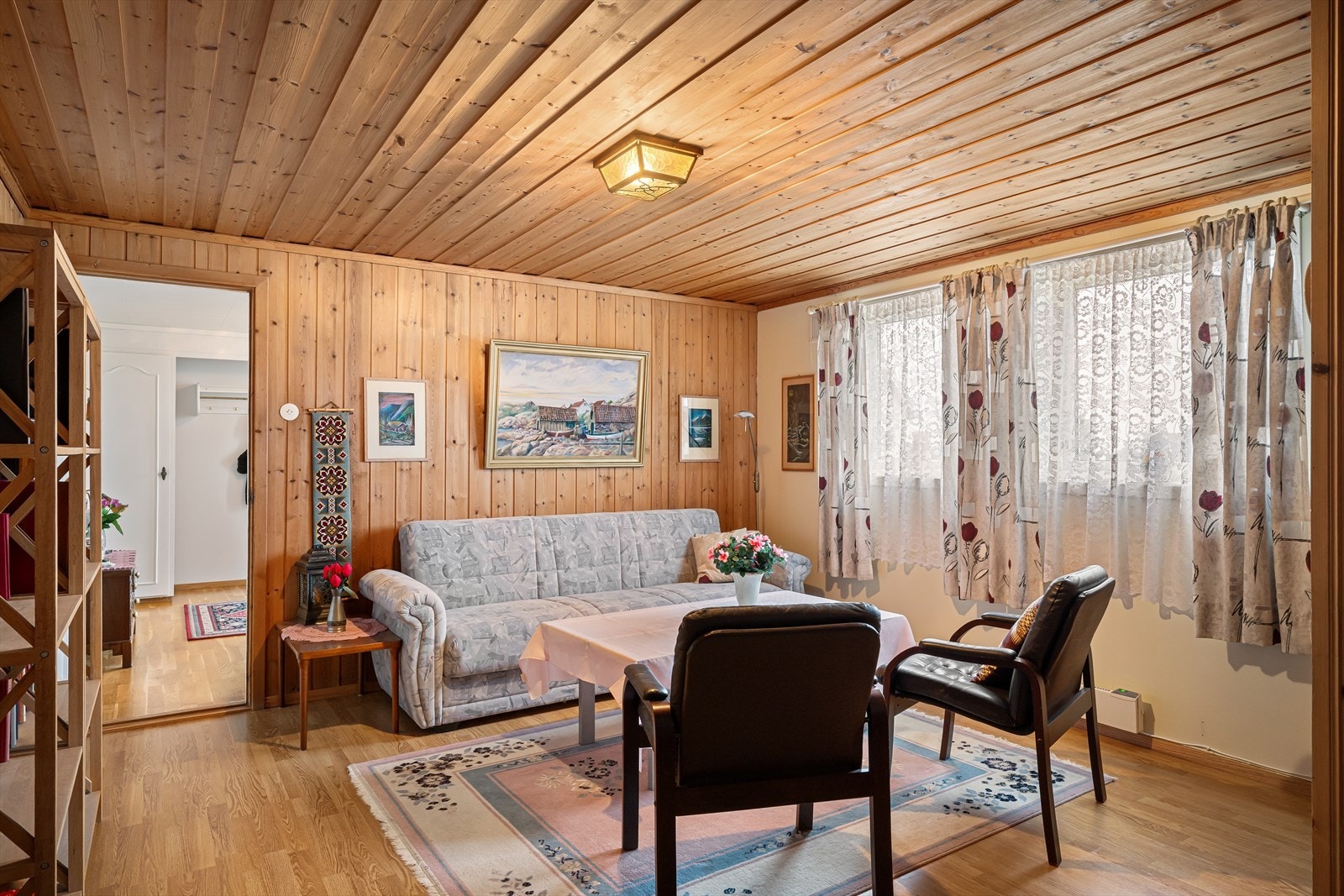 Rikelig med plass til både sofagruppe, gaming og seng i kjellerstuen. Galleribilde