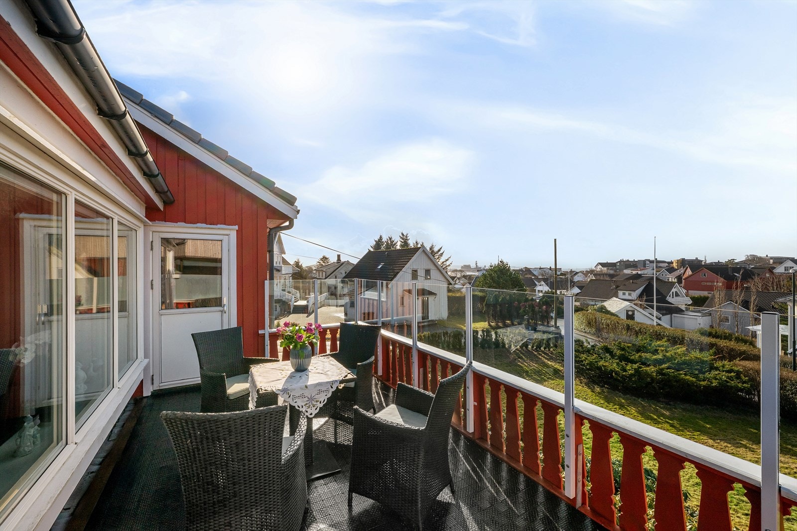 Fra romslig balkong med glassrekkverk for le - har du glimt av havet og luftig utsyn med strålende bra solforhold. Galleribilde