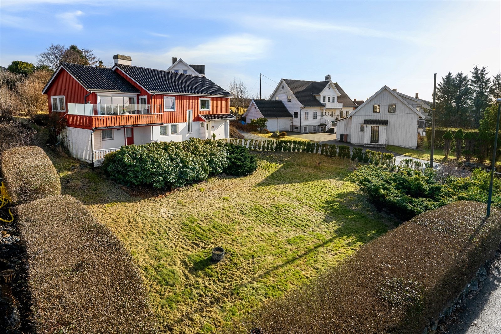 Dan Chruickshank presenterer: Godt vedlikeholdt, eldre enebolig m/meget romslig tomt. Luftig utsyn. Sentral - tilbaketrukket plassering. Like v/skole. Galleribilde