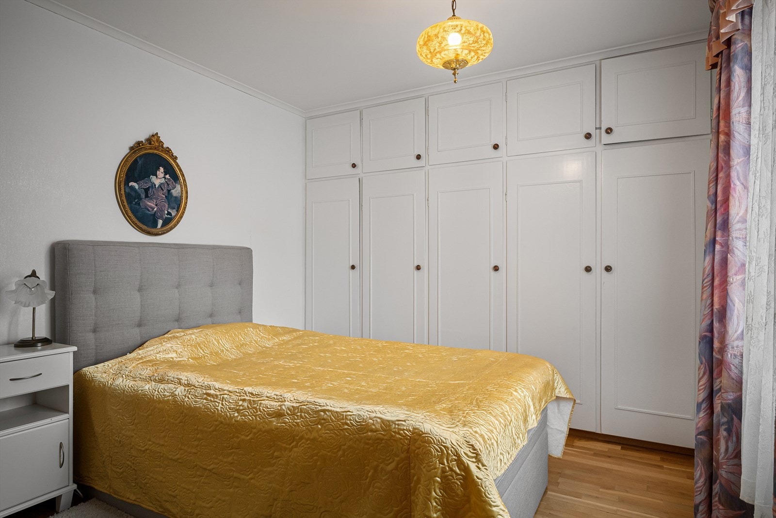 Romslig hovedsoverom med mye skapplass. Galleribilde