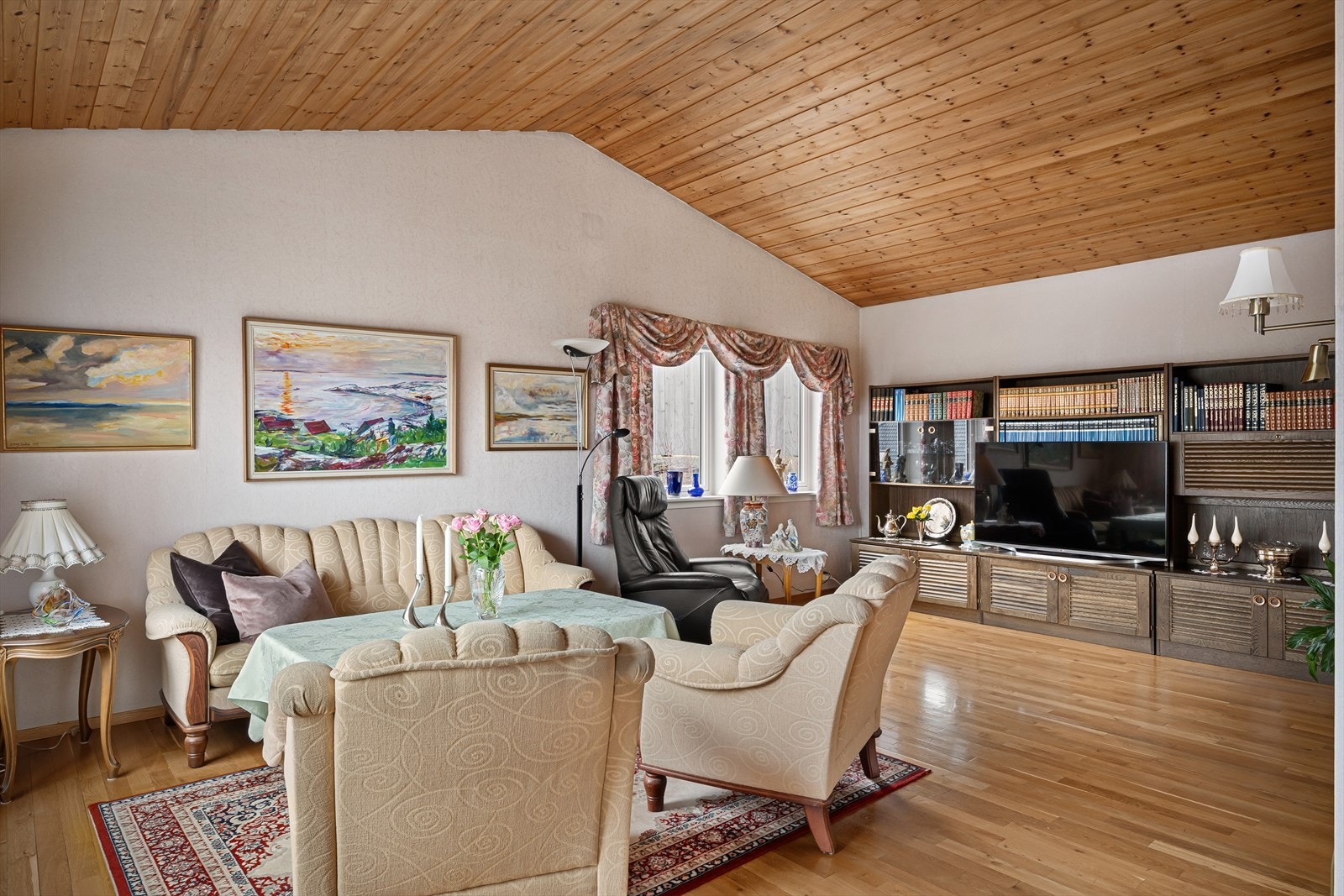 Stuen har flere naturlige soner og med vinduer på flere sider får du godt med naturlig lys. Fin takhøyde og luftig utsyn gir god bokvalitet og trivsel. Galleribilde