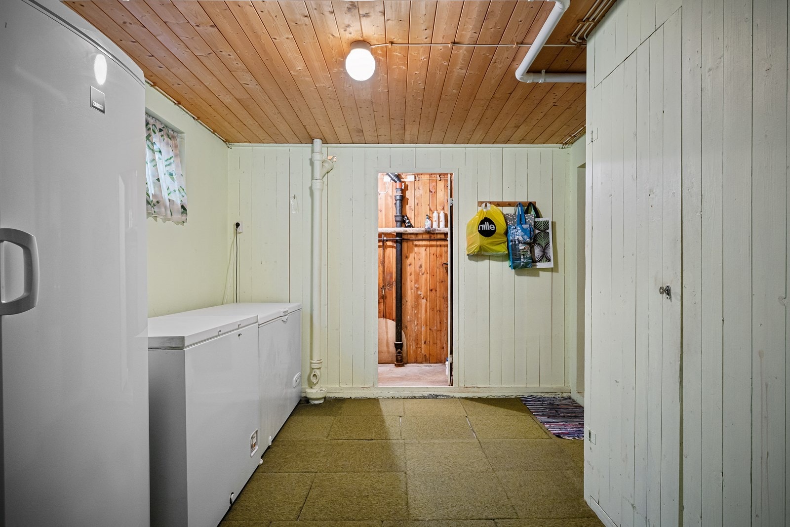 Stort lagringsrom med plass til frysere, hyller og mer. Galleribilde