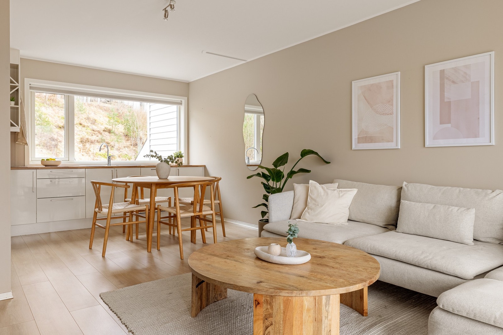 Her har du god plass til sofa, mediemøblement og spisegruppe. Galleribilde