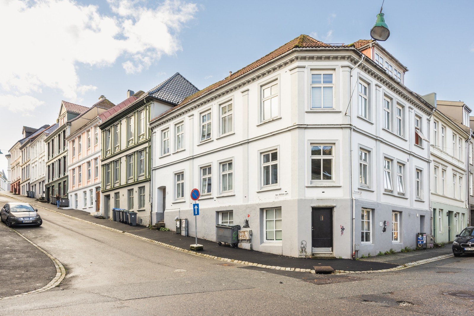 Leiligheten ligger fint til i 2. etasje i en klassisk bygård. Galleribilde