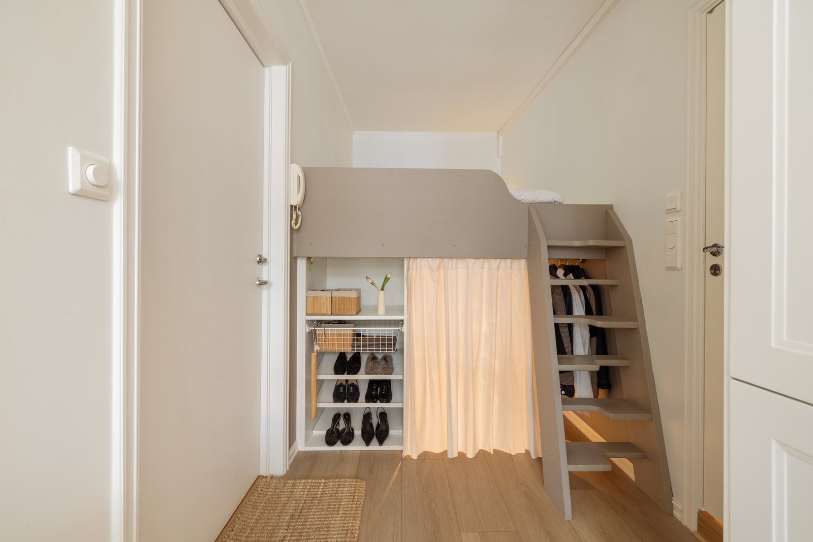 Praktisk plassbygget seng med garderobeløsning. Galleribilde