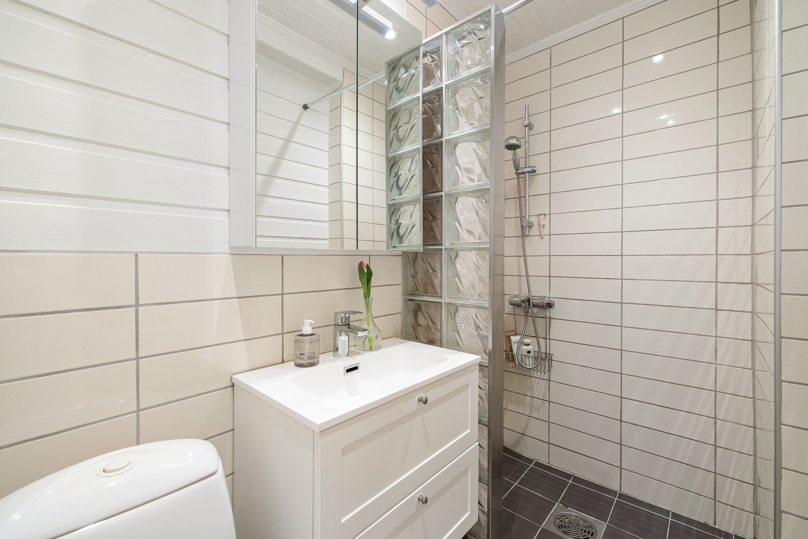 Fint helfliset bad med varme i gulv. Galleribilde