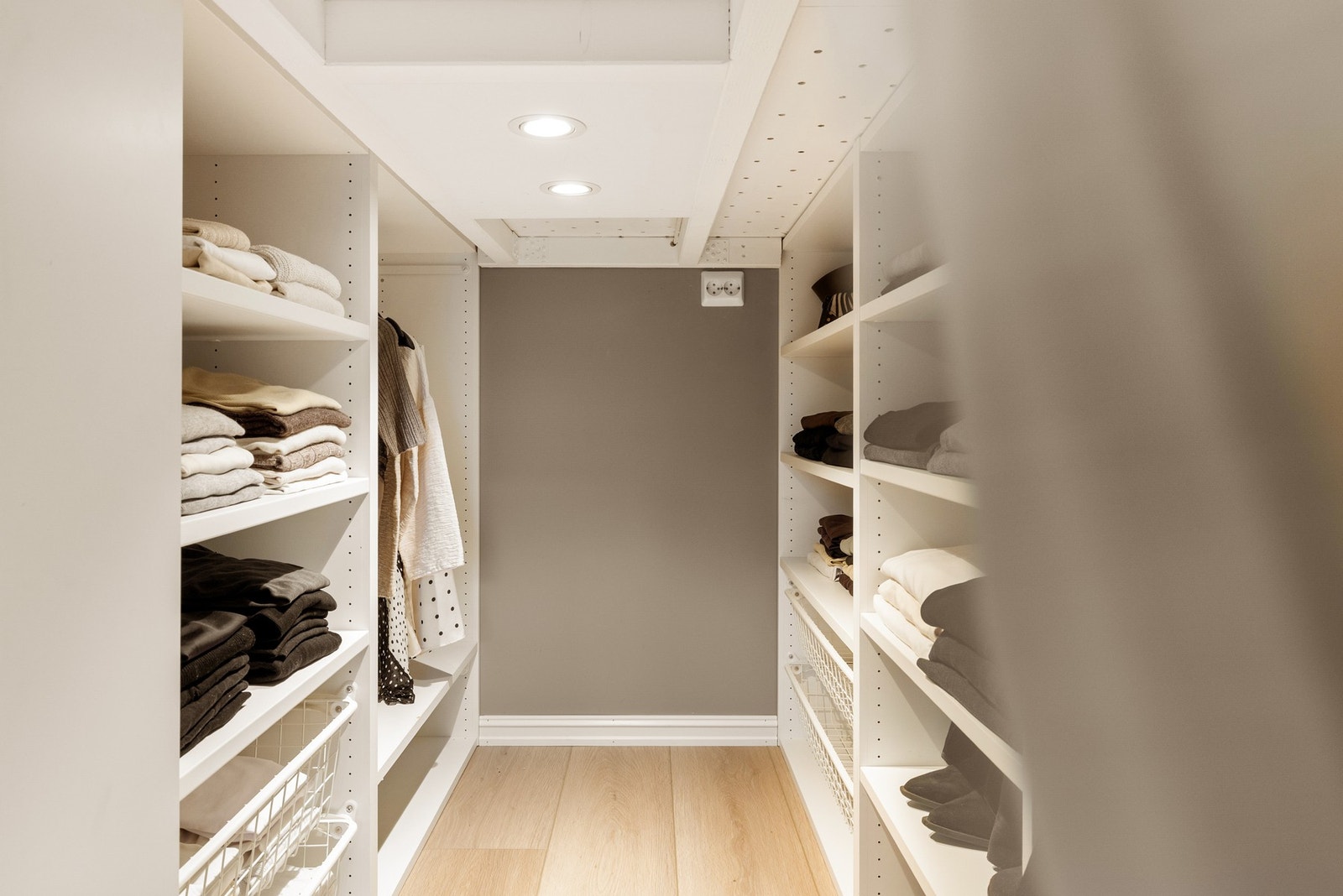 God garderobeløsning under seng. Galleribilde