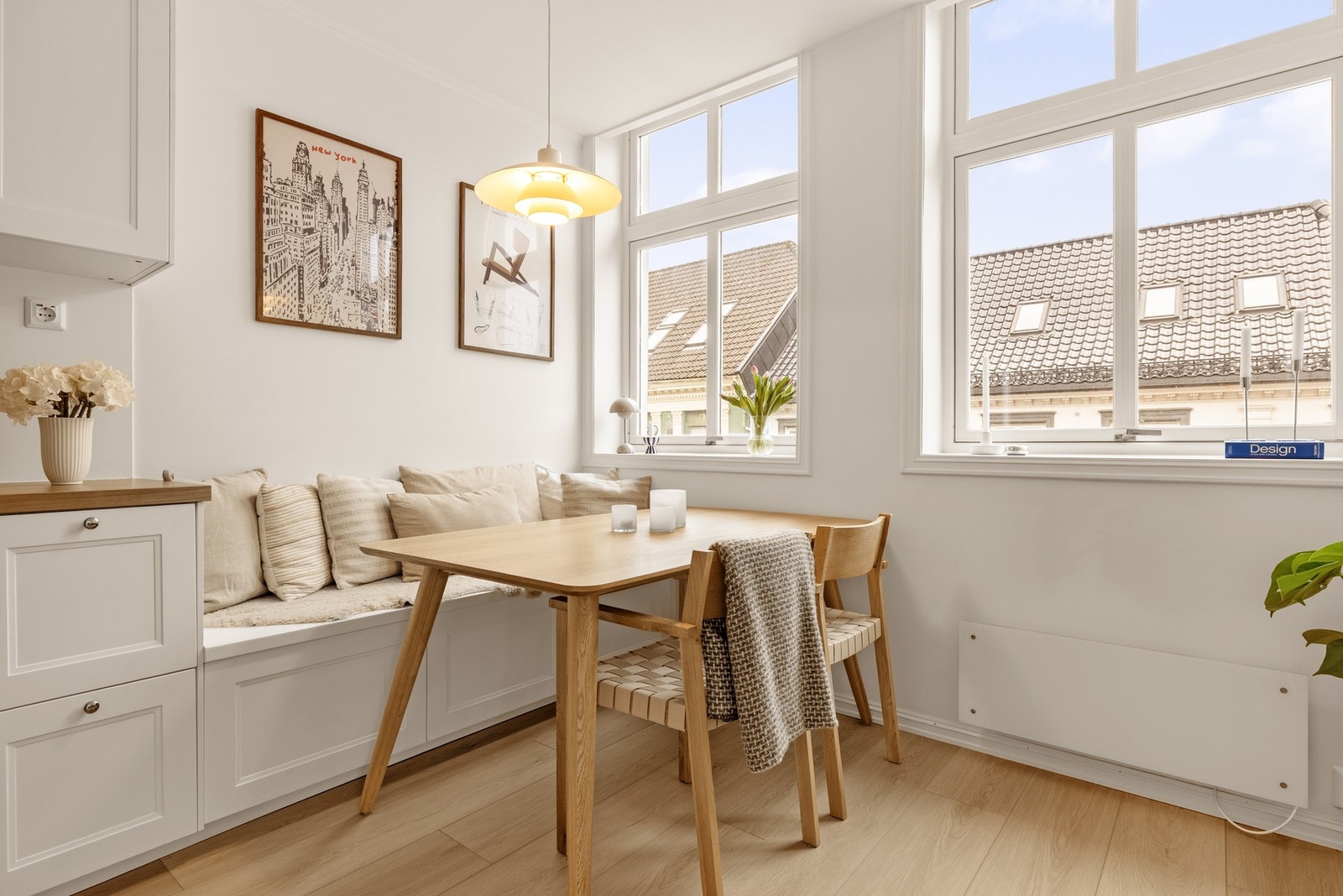 Praktisk og fin sittebenk i kjøkkeninnredningen. Galleribilde