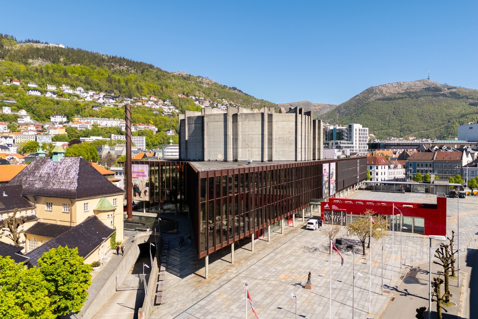 Grieghallen ligger like ved, her er arrangeres det jevnlig ulike konserter, kunstutstillinger og andre kulturtilbud. Galleribilde