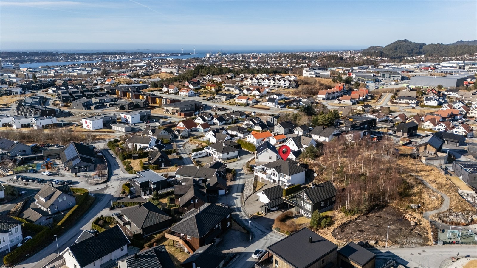 Boligen har attraktiv beliggenhet med kort veg til Norheim skole og øvrige servicetilbud. Galleribilde