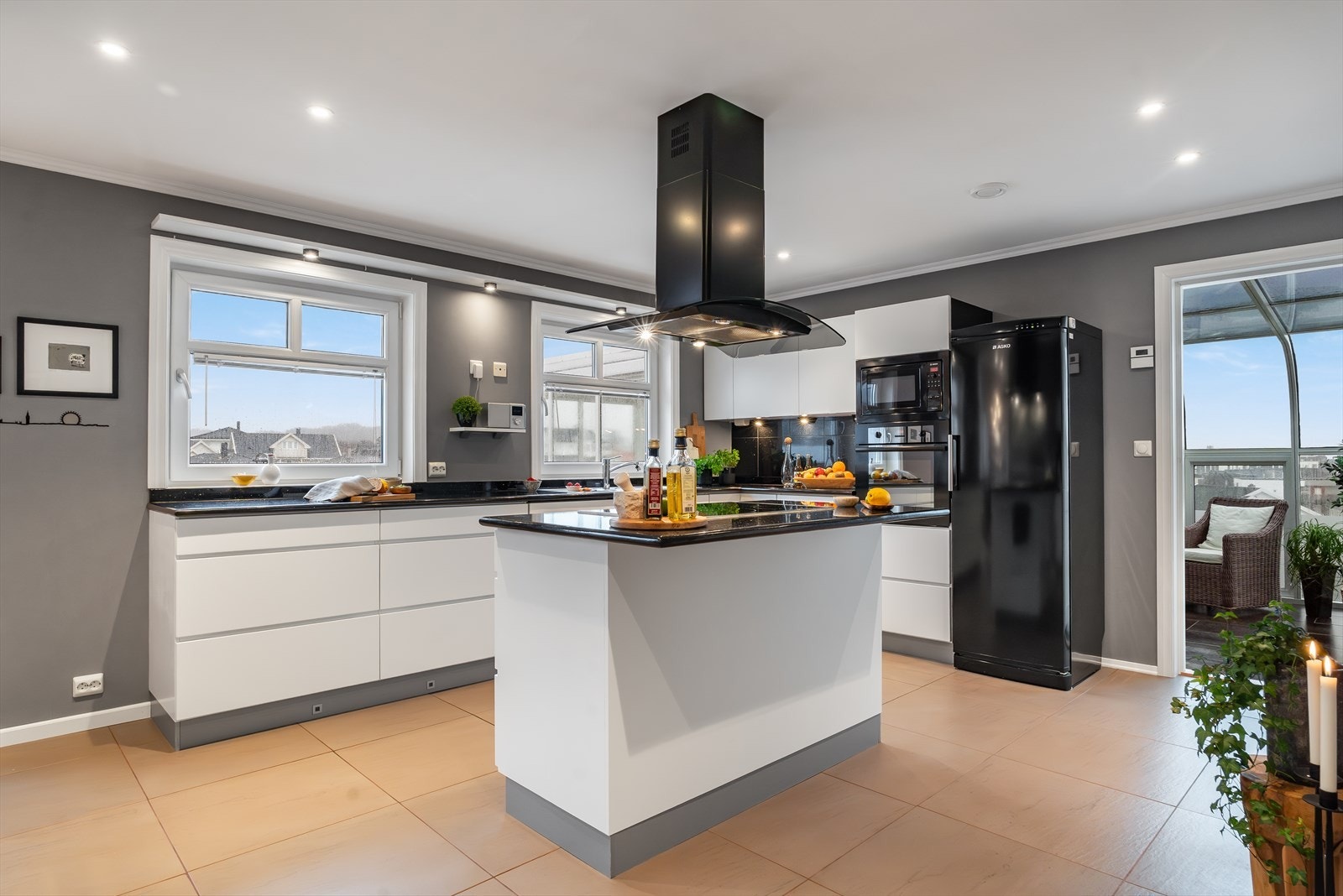 Kjøkkenet er levert av Kvikk og har god skapplass samt en praktisk kjøkkenøy som gir både god arbeidsflate og et naturlig samlingspunkt Galleribilde