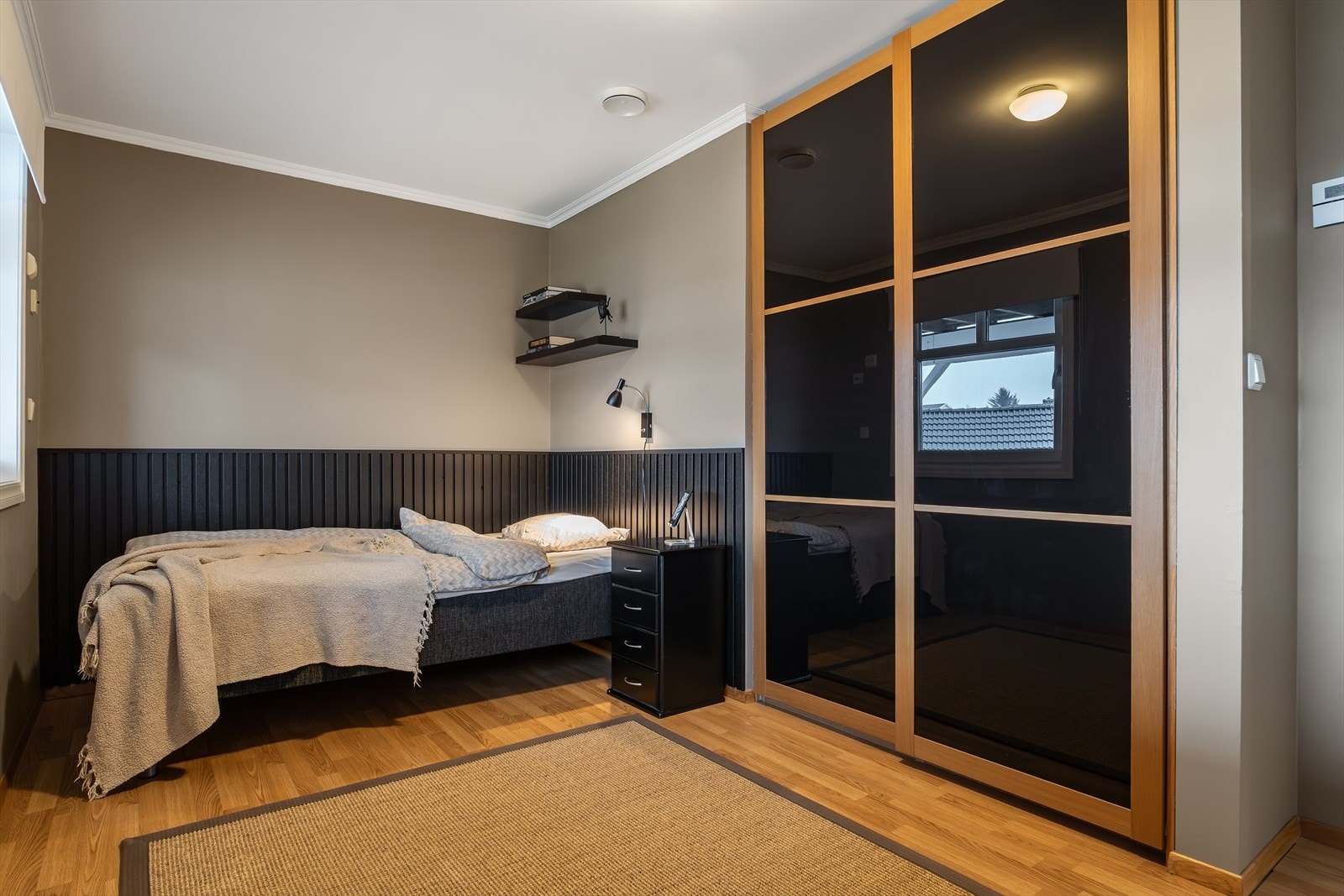 Soverom med skyvedørsgarderobe Galleribilde