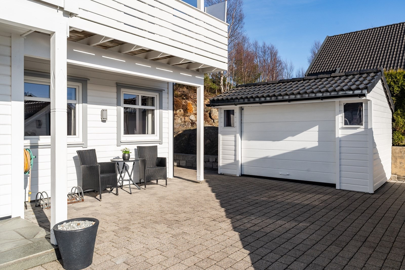 Uteområdene er pent opparbeidet med belegningsstein rundt boligen og flere gode uteplasser. Galleribilde