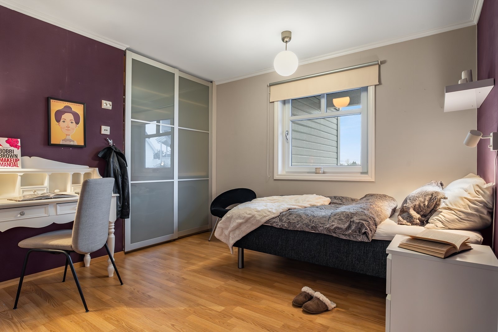 Soverom med skyvedørsgarderobe Galleribilde