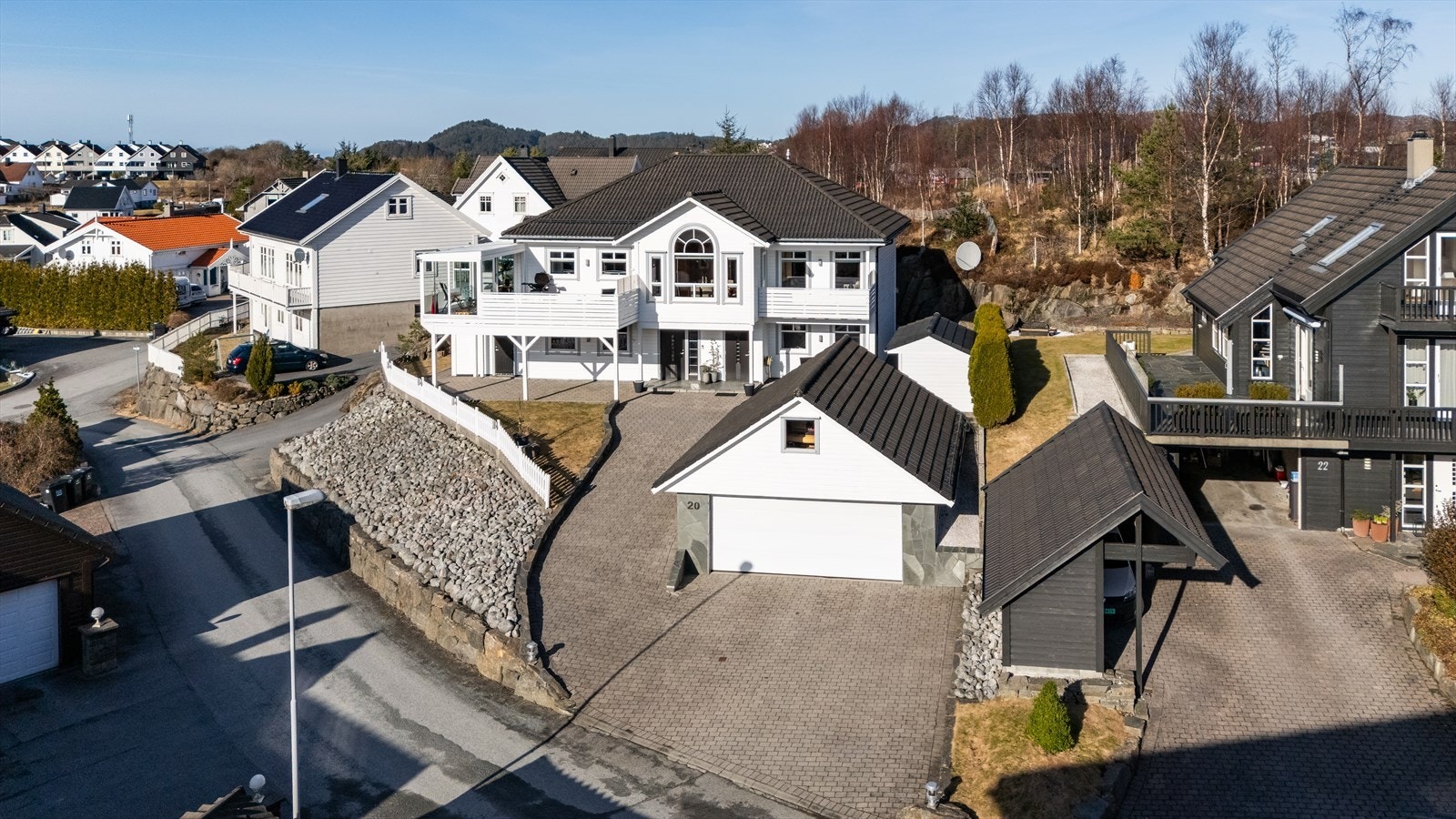 Meget flott og innholdsrik familiebolig i et veletablert boligområde med kjekke uteområder og dobbelgarasje Galleribilde